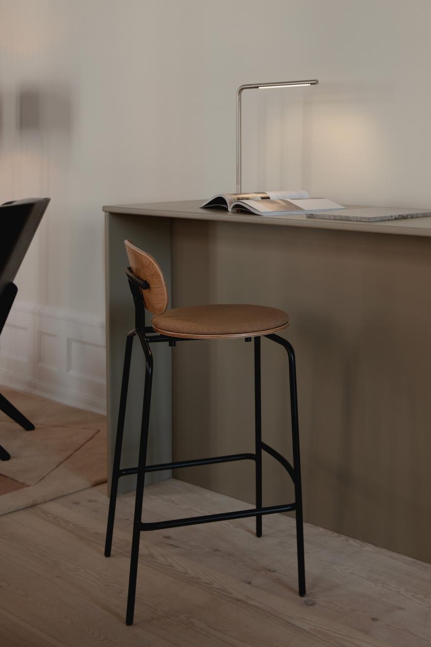 Hocker Curious Oak Veneer with a black base