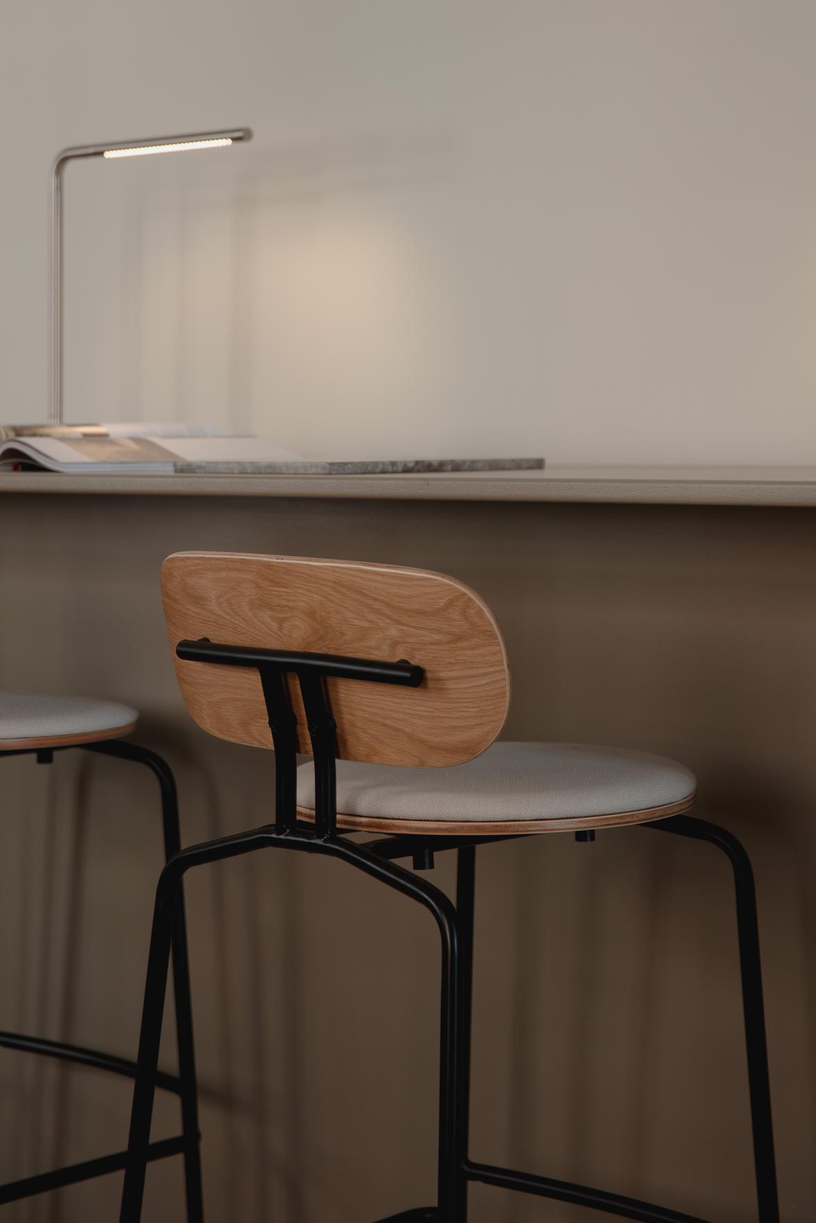 Hocker Curious Oak Veneer with a black base