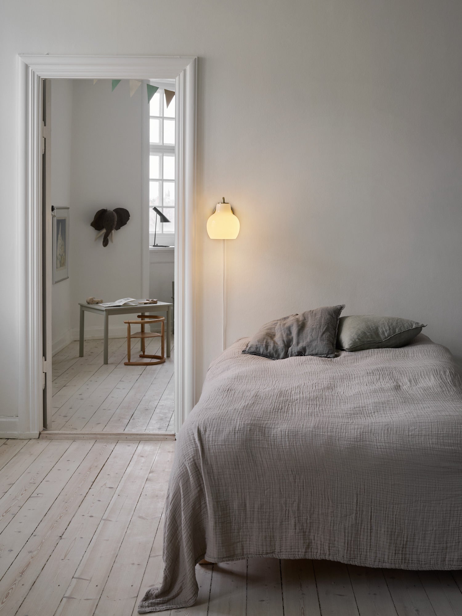 Wandleuchte VL RING CROWN 1 weiß mit messingfarbenem Sockel