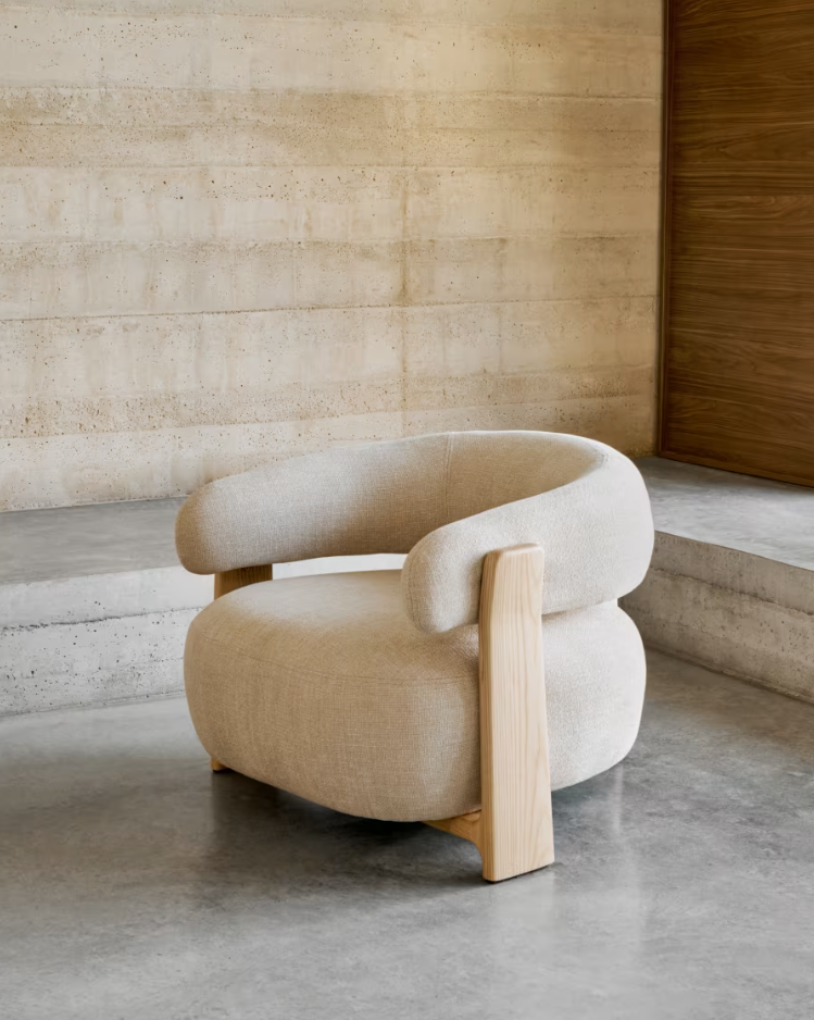 Beige granite armchair szenil with a wooden base