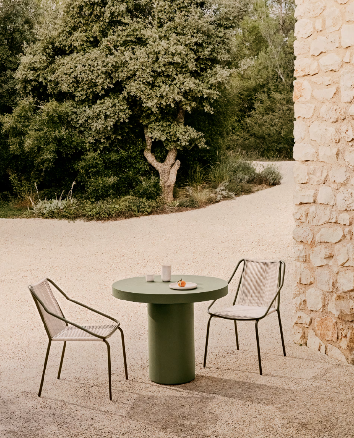 Zivia Écru outer chair with a steel base