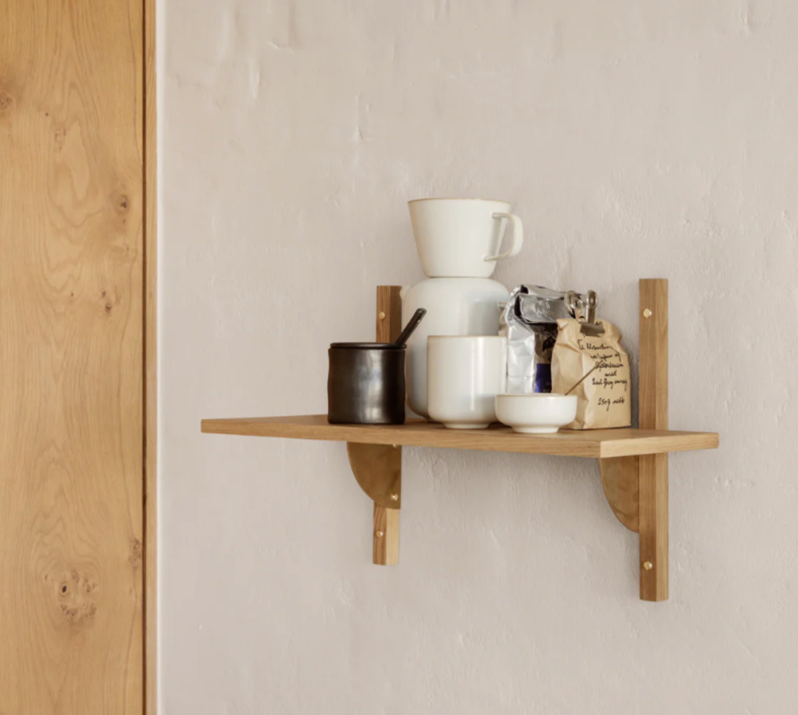 SECTOR NARROW shelf in oak veneer with a brass finish