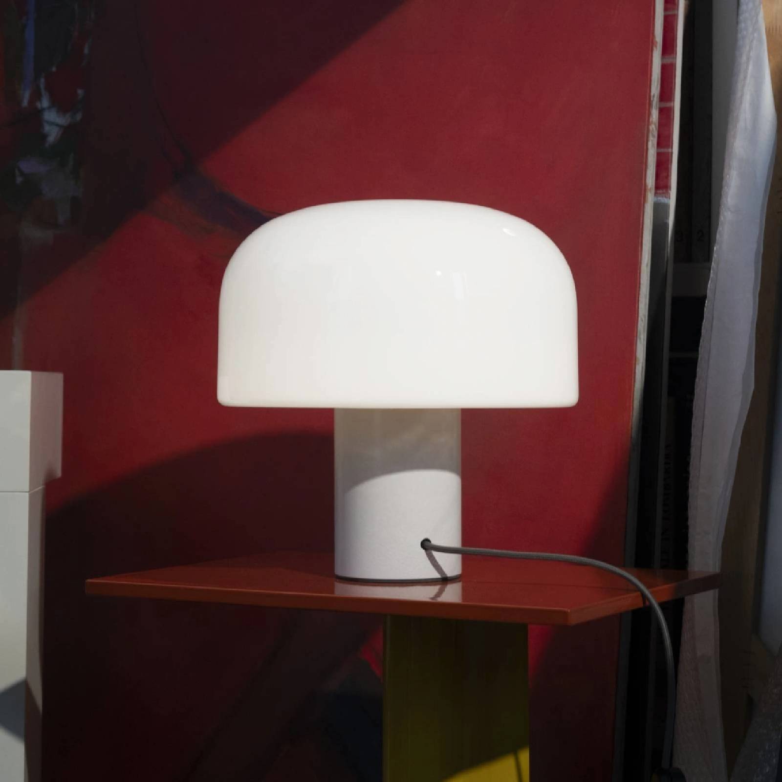 BELLHOP T White Table Lamp