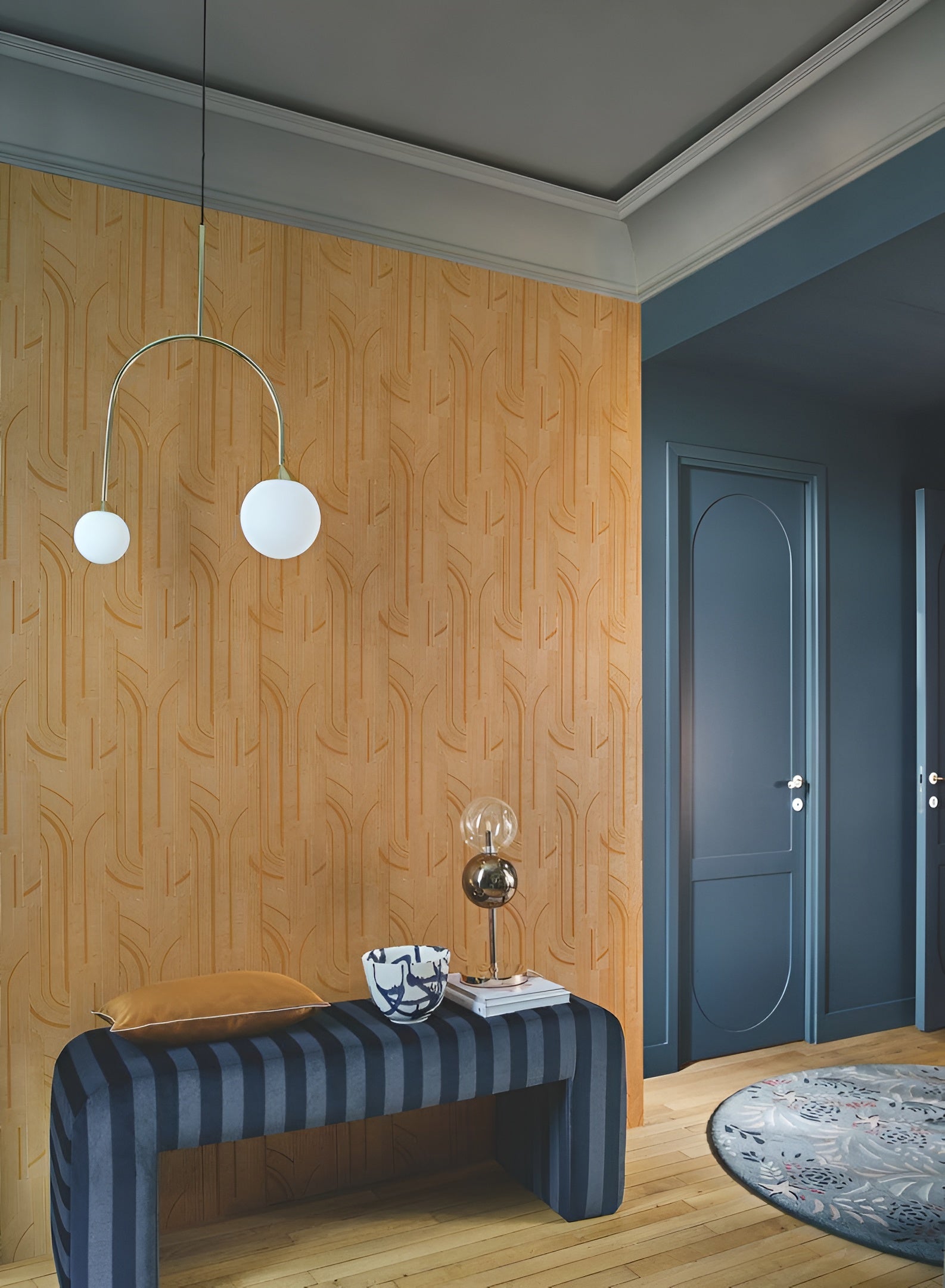 Metallic wallpaper with a geometric striped pattern PORTE DORÉE - AMBRE/DORÉ yellow with gold