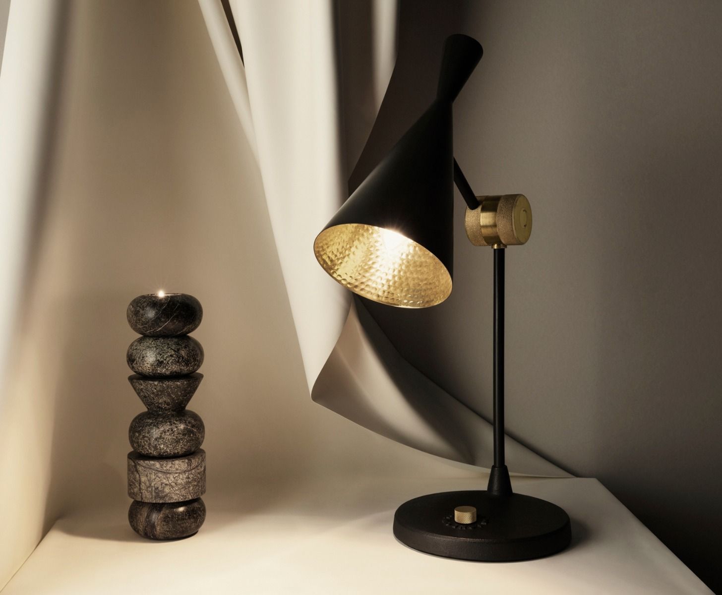 Schwarz mit Kupfertischlampe schlagen