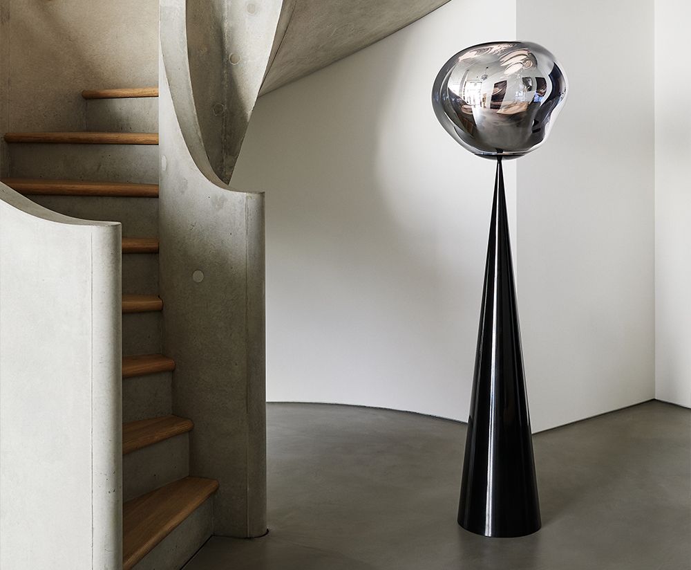 Silberstehlampe mit einer schwarzen Basis schmelzen