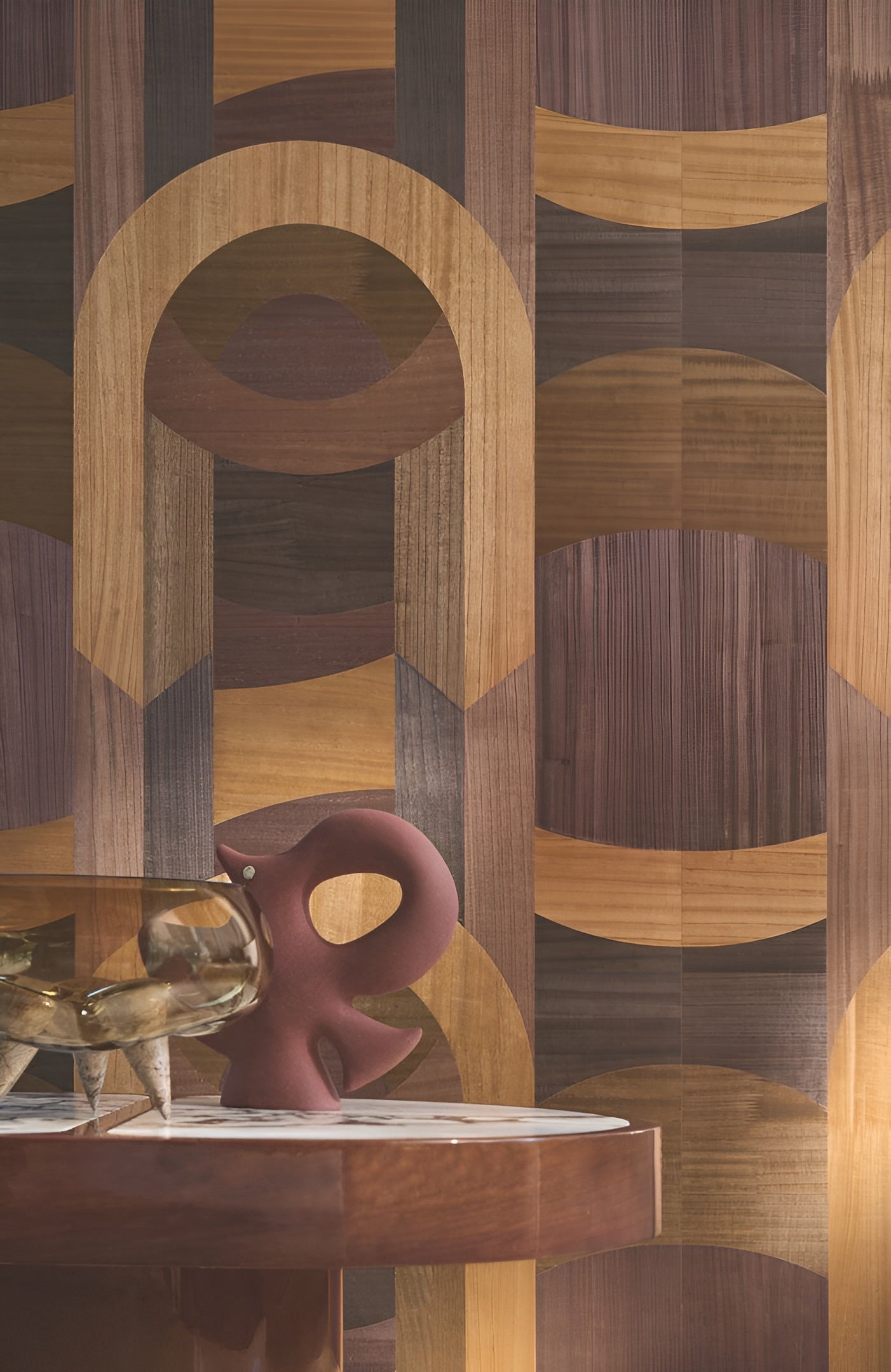 Faux veneer wallpaper with an art deco geometric pattern TRAVERSÉE - CARBONE OAK carbonized oak
