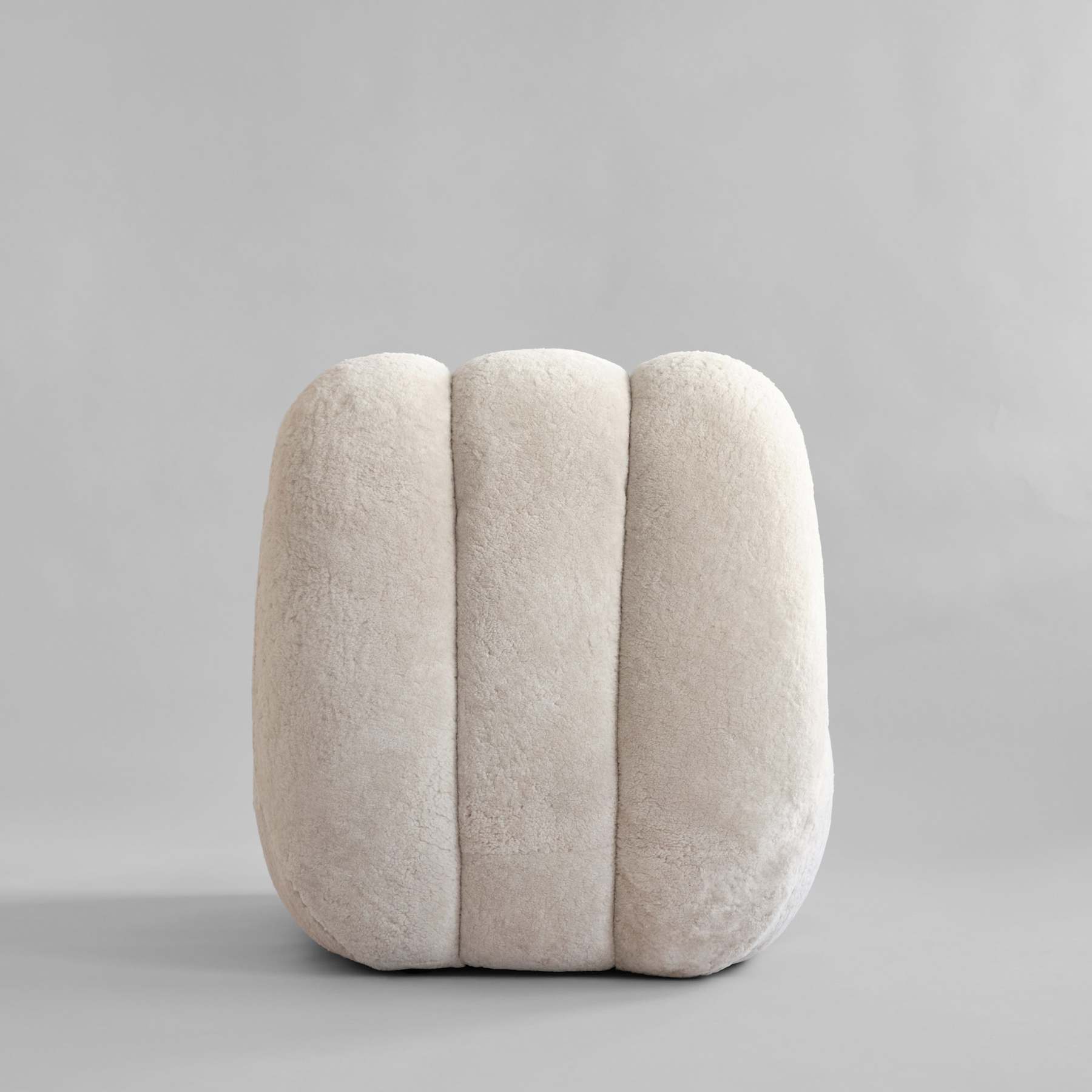 Sessel TOE aus cremefarbenem Stoff mit Schaffell