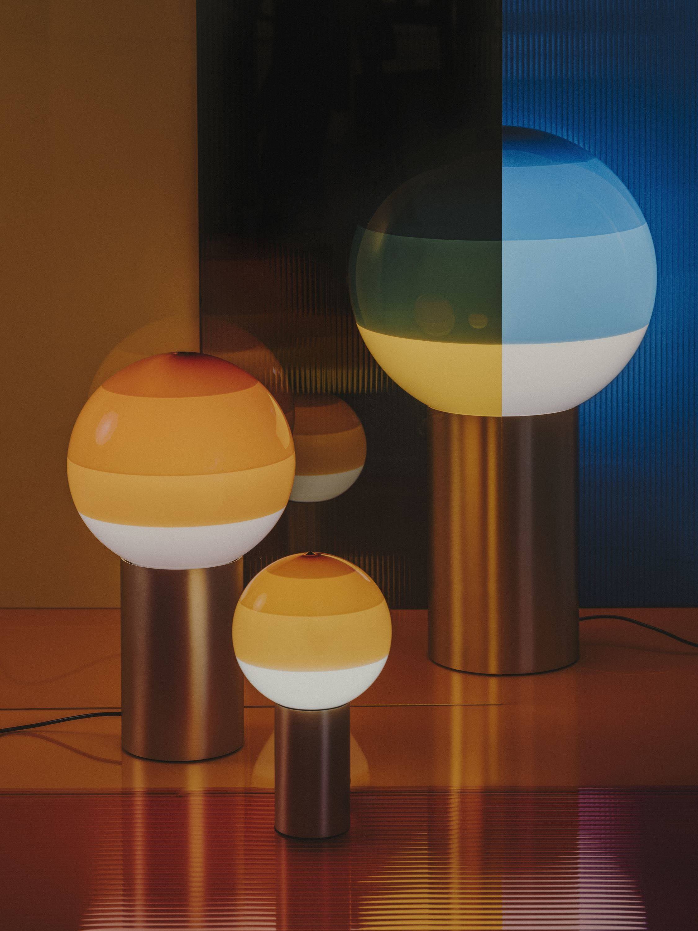 Tischlampe DIPPING bernsteinfarben mit goldenem Fuß