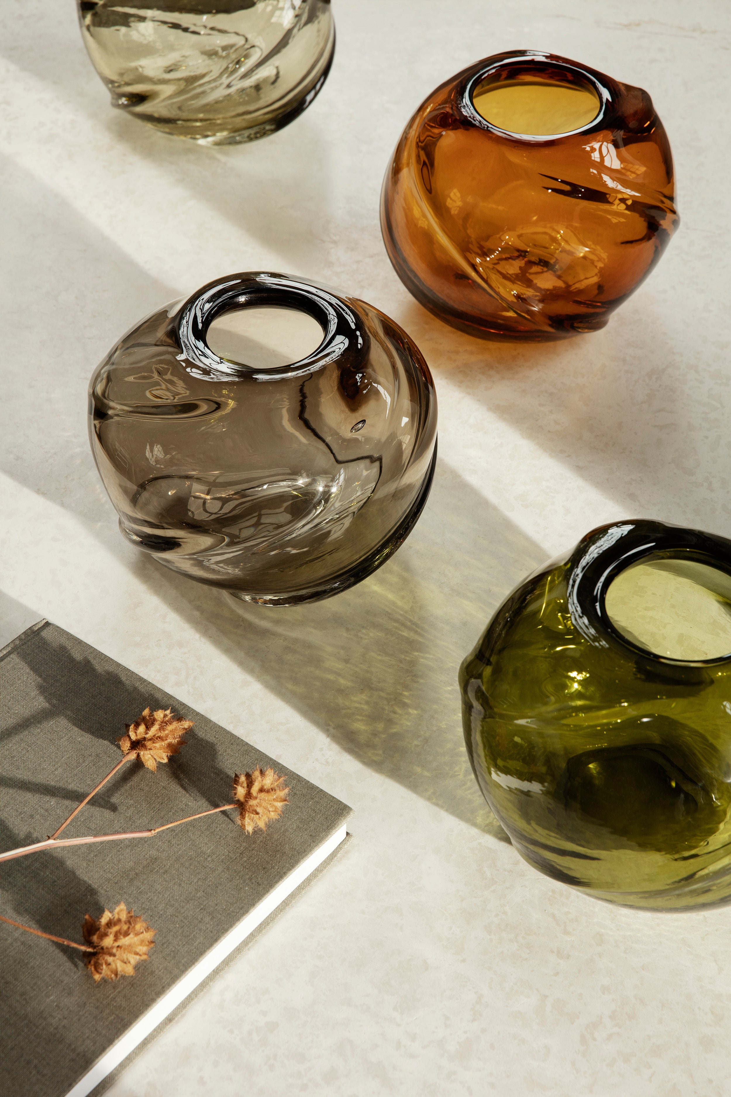 WATER ROUND SWIRL amber vase