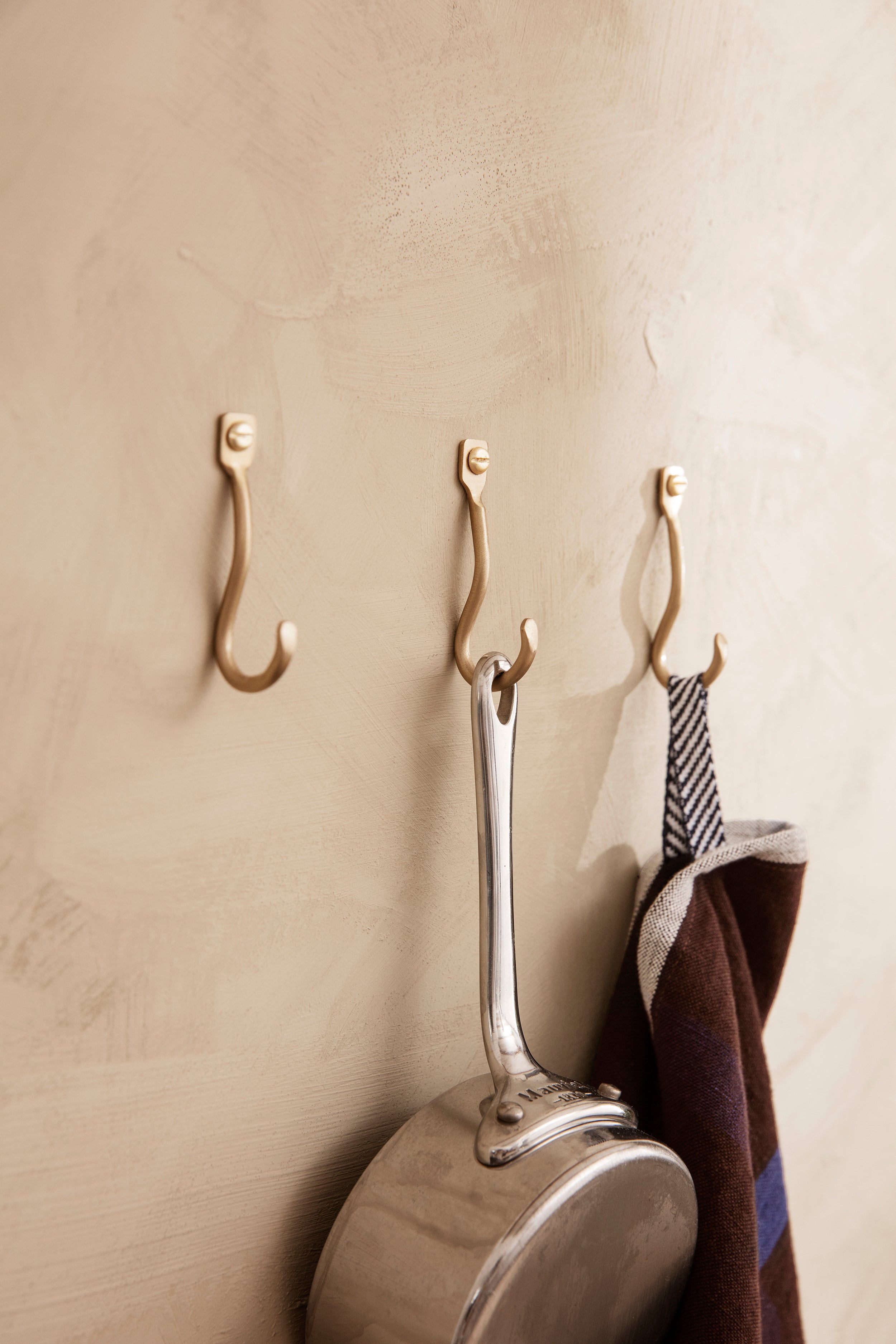 CURVATURE brass hanger set