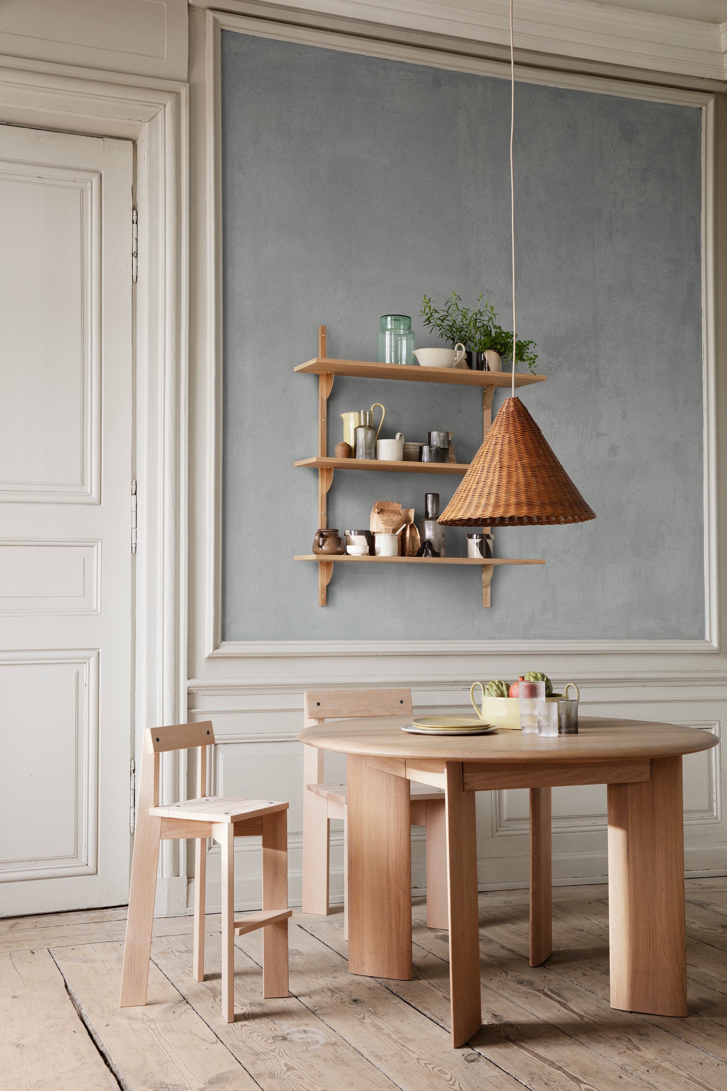 SECTOR TRIPLE WIDE shelf in oak veneer with a brass finish