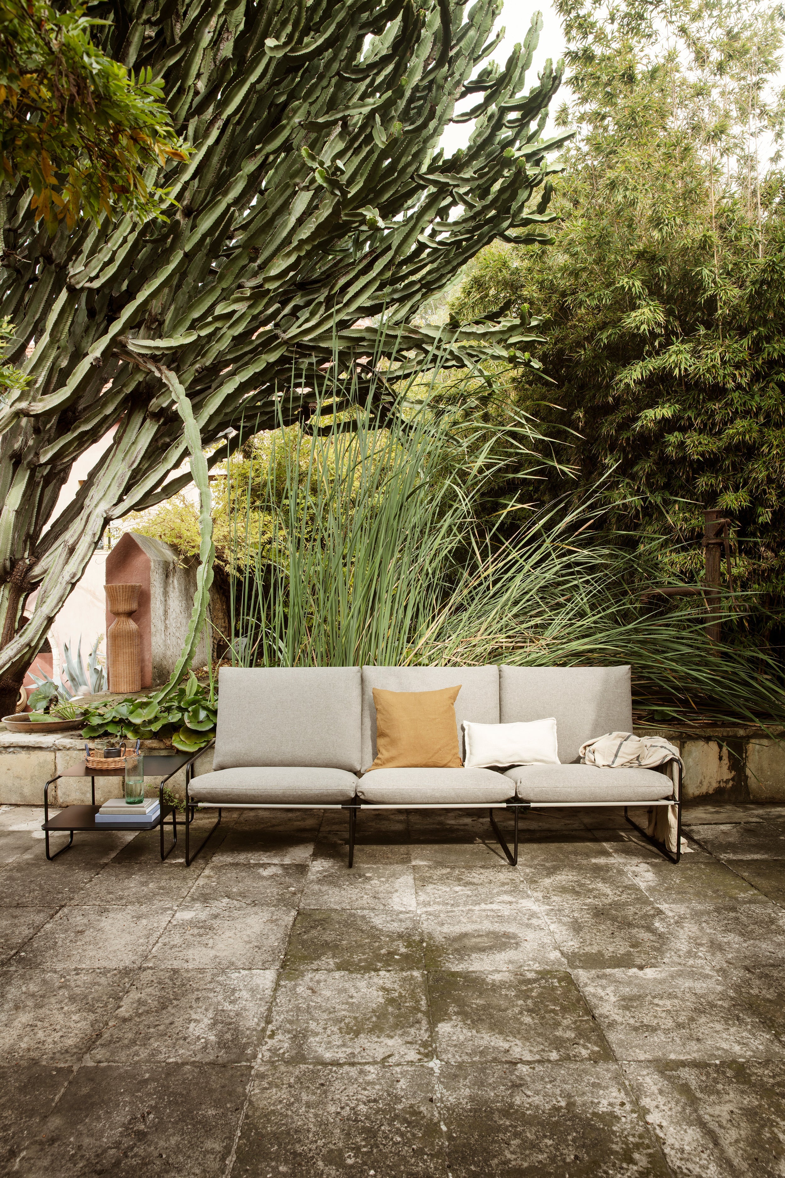 3-Personen-Sofa externer Wüste Beige mit einer schwarzen Basis