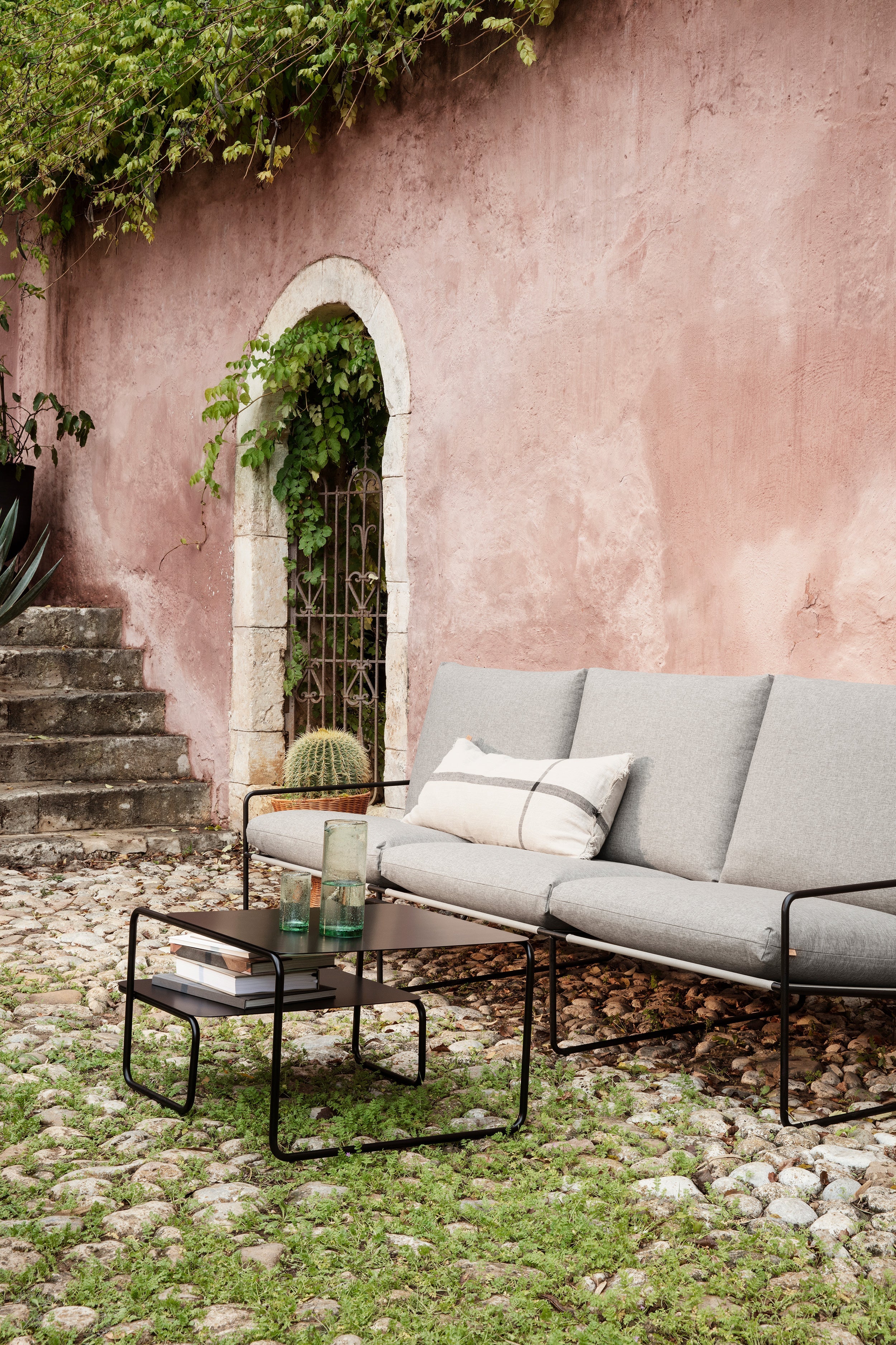 3-Personen-Sofa externer Wüste Beige mit einer schwarzen Basis