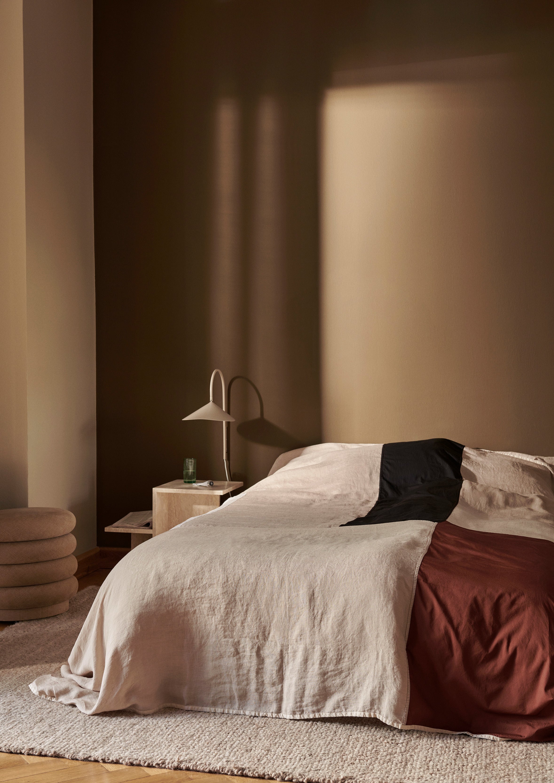 PART bedspread in burgundy with beige
