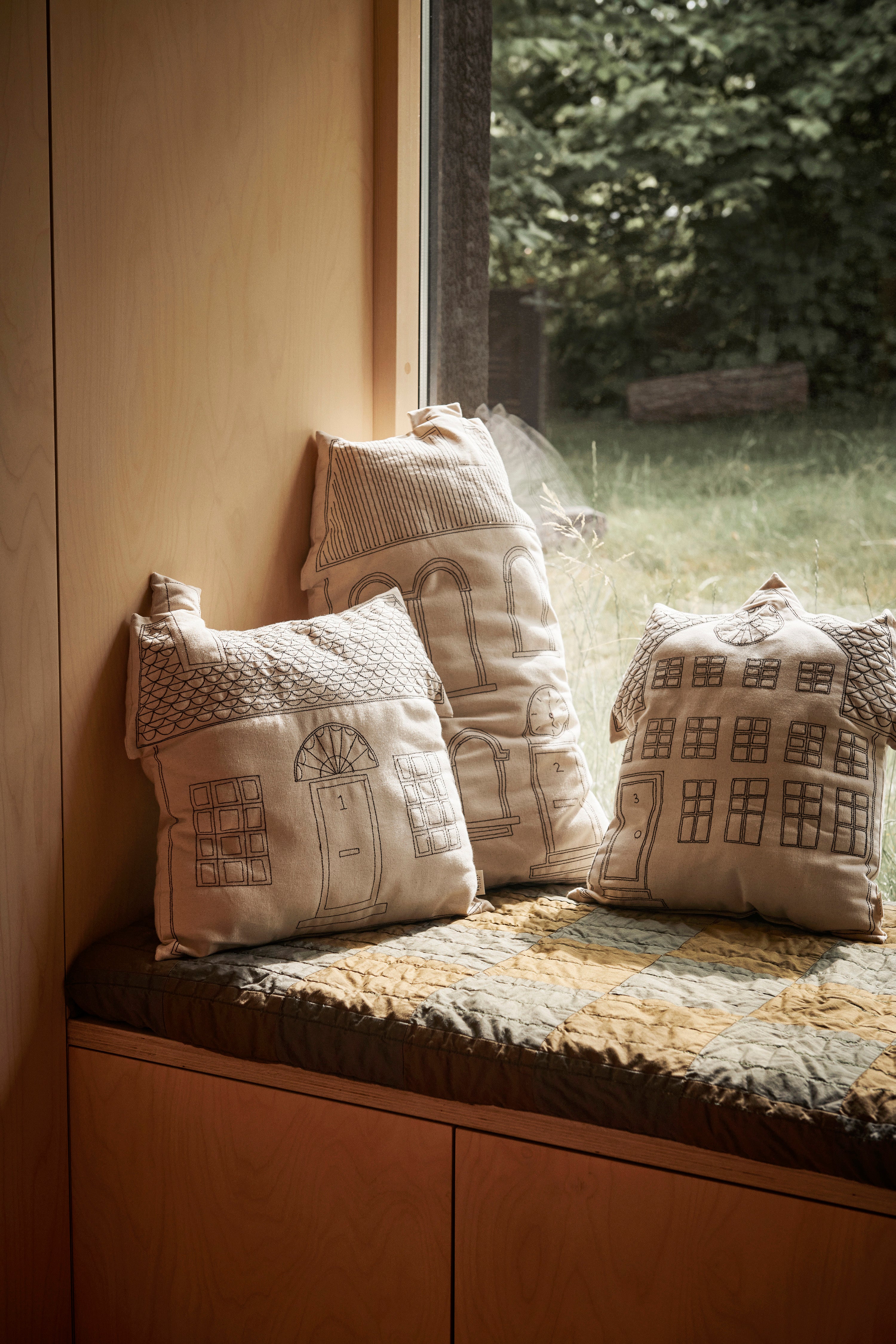 ABODE WINDOWS decorative pillow broken white