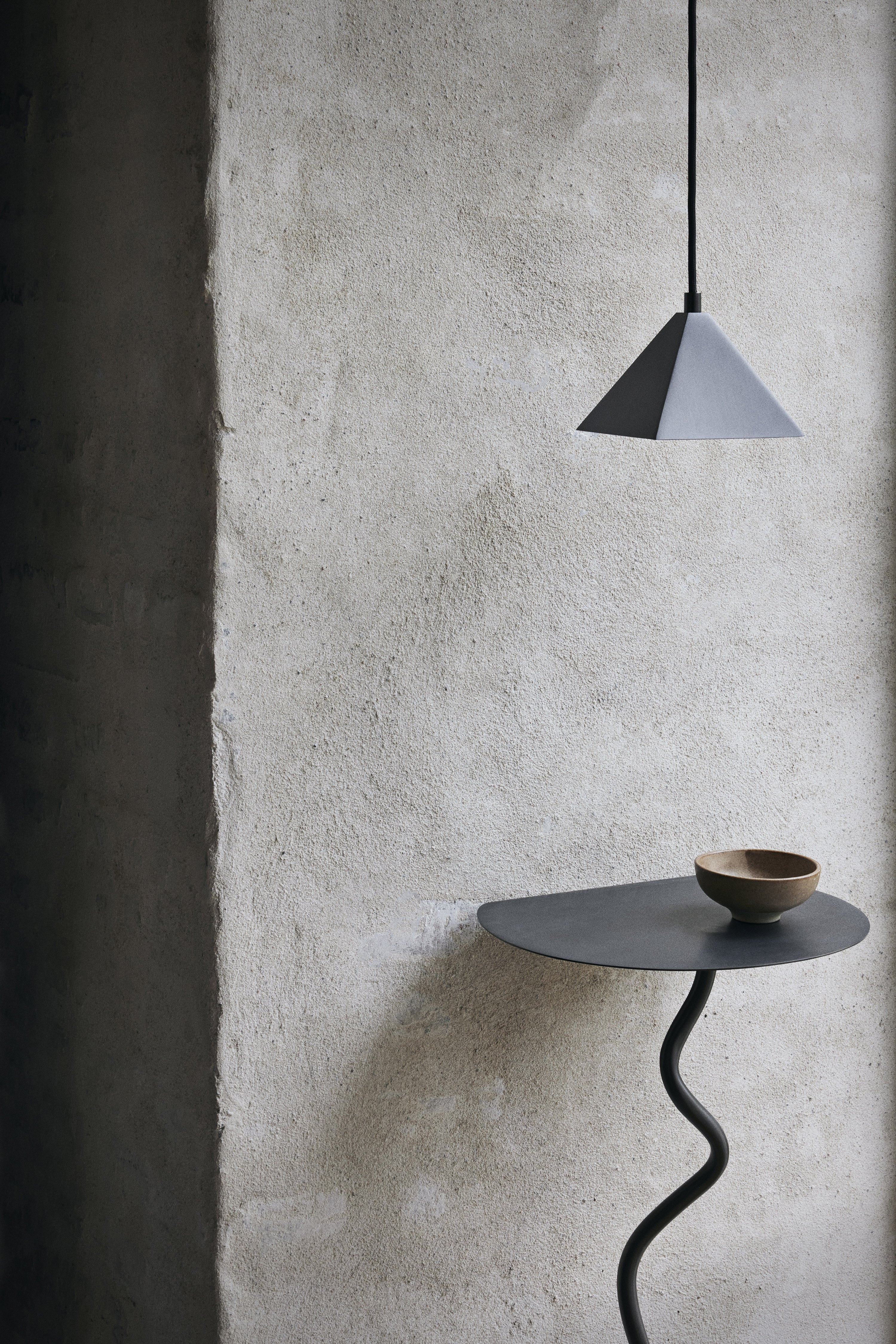 Curvature wall table black brass
