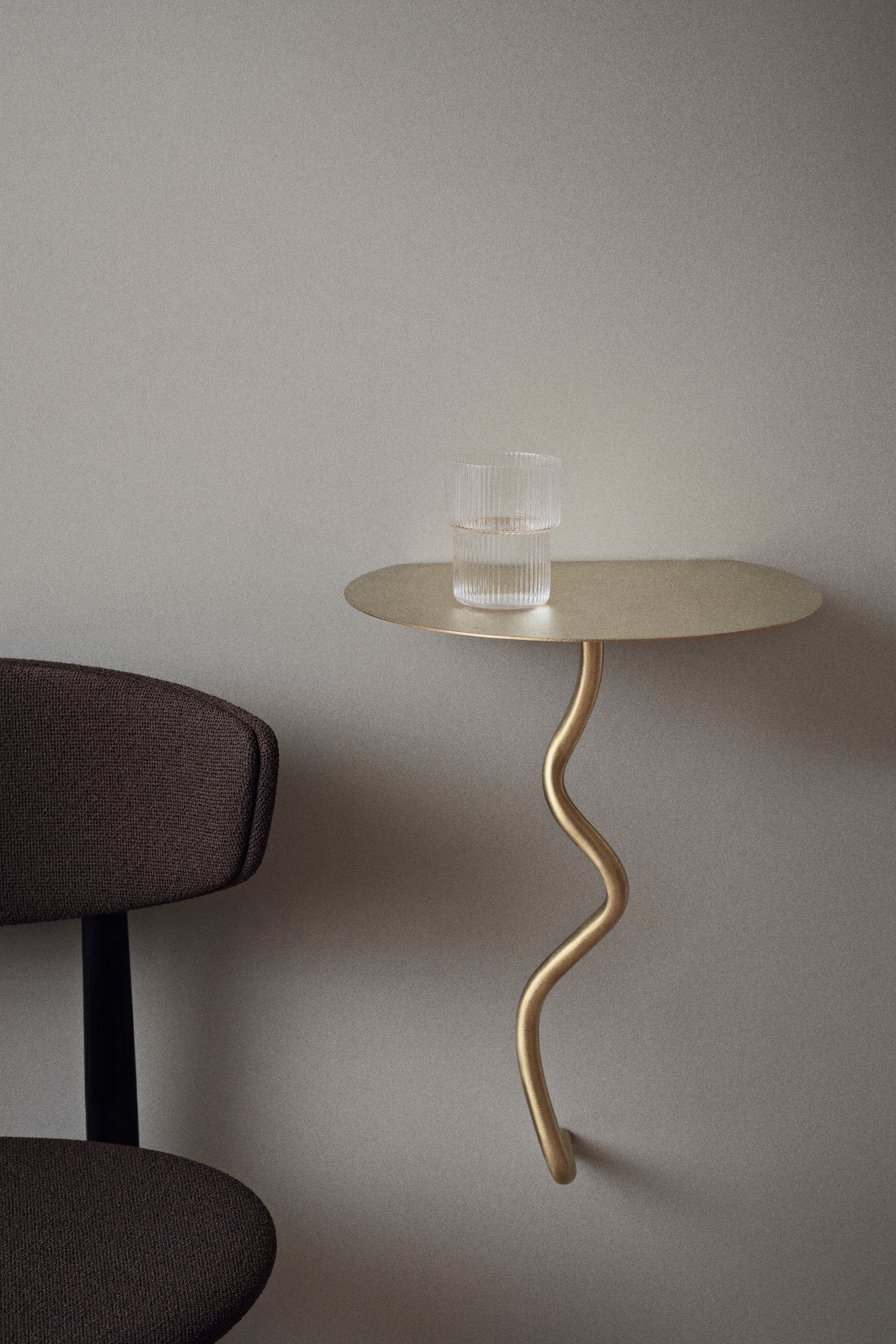CURVATURE Wandtisch Messing 