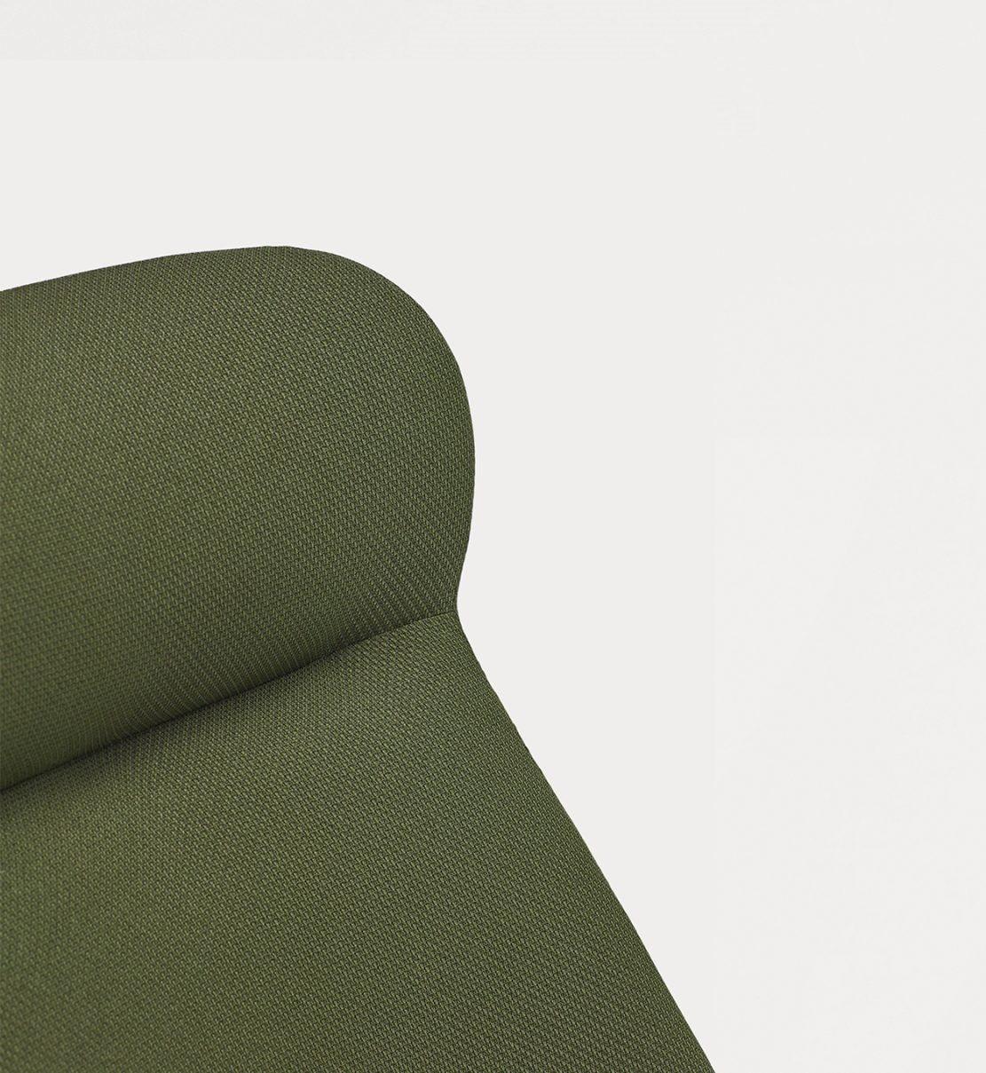 Fotel DINS wysoki ciemnozielony z drewnianą podstawą Teulat    Eye on Design
