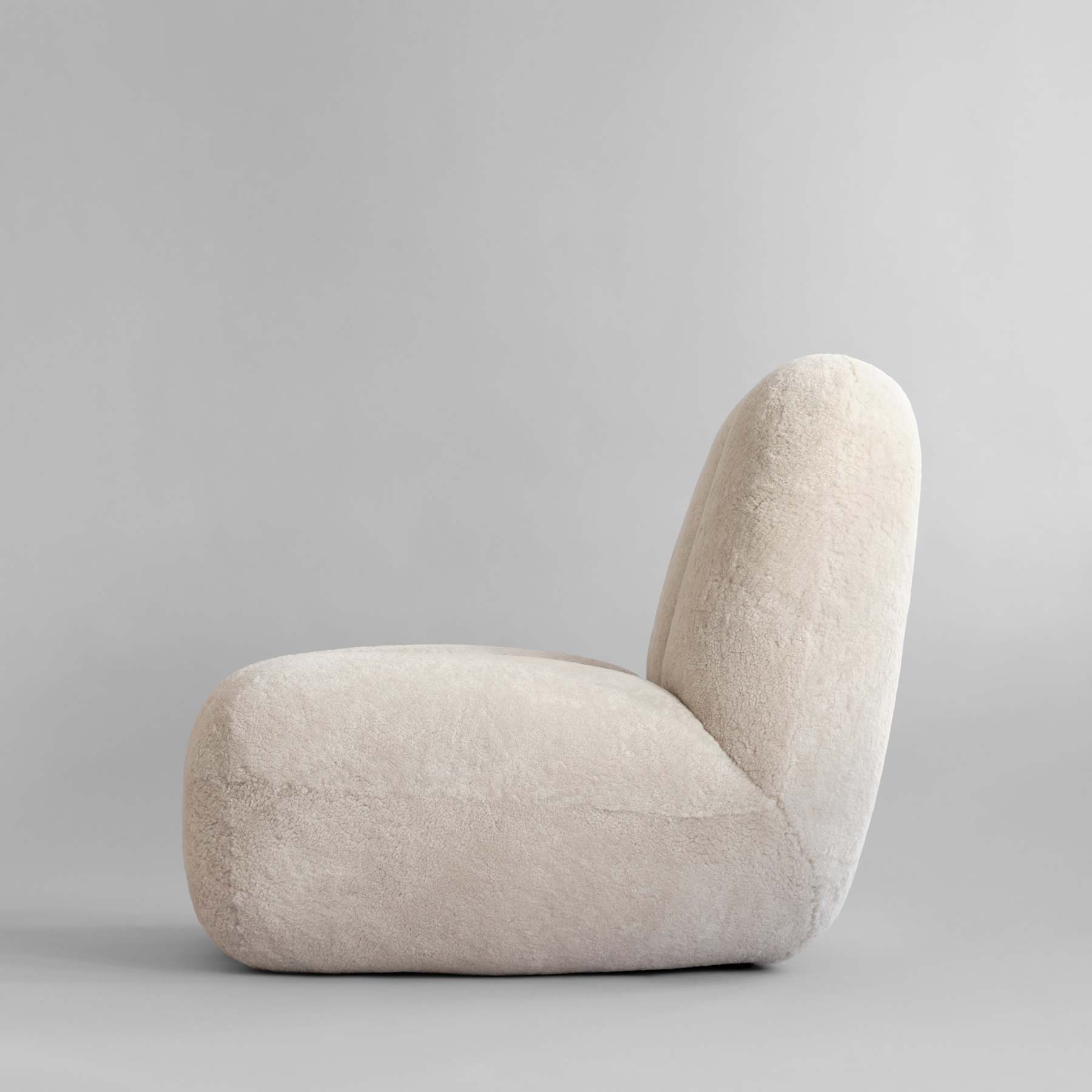 Sessel TOE aus cremefarbenem Stoff mit Schaffell