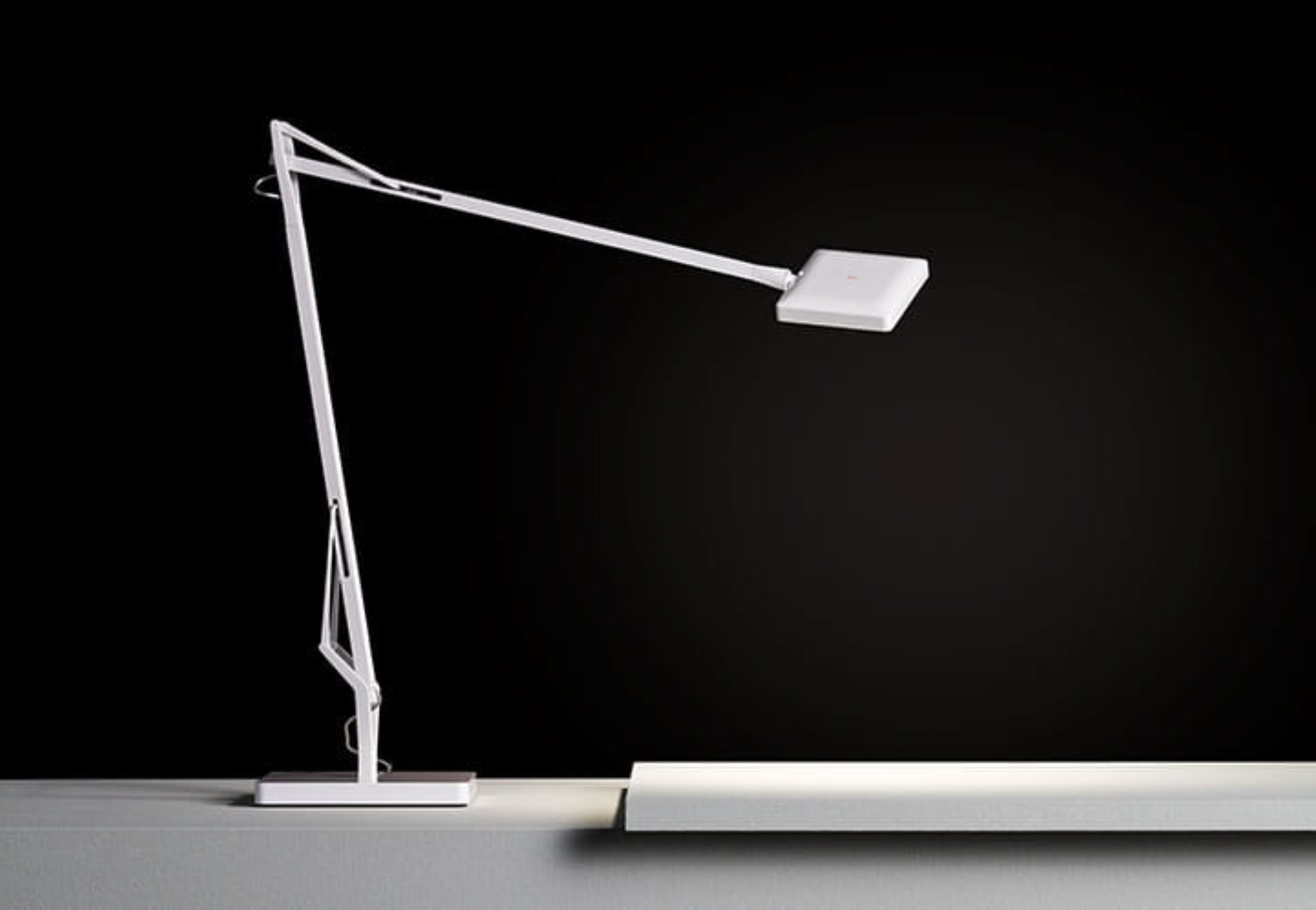 KELVIN EDGE BASE Desk Lamp White