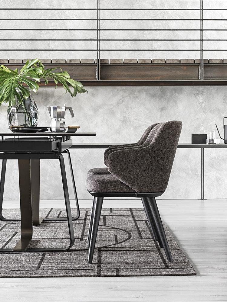 Krzesło aksamitne z podłokietnikami FOYER piaskowy z drewnianą podstawą Calligaris    Eye on Design