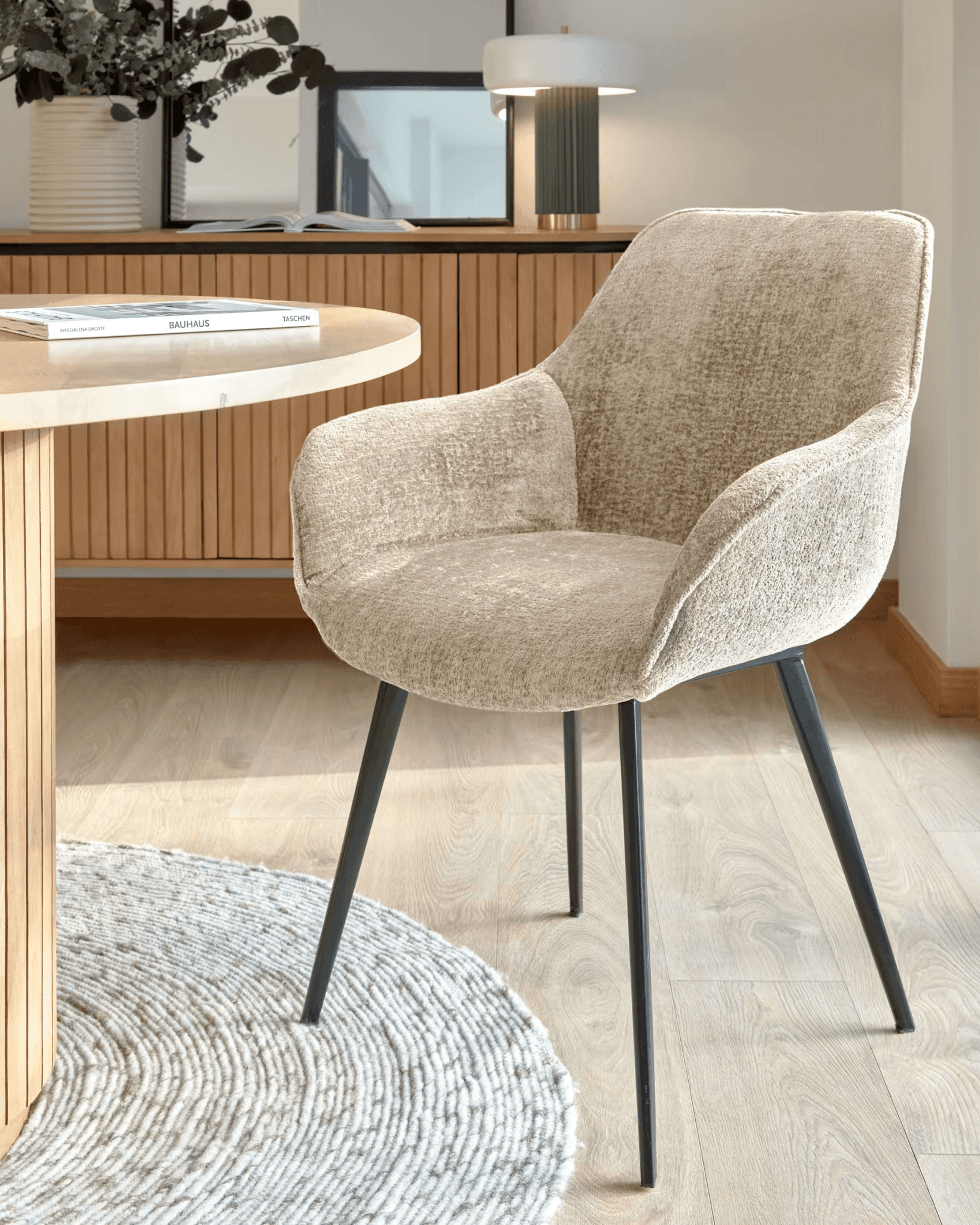 Krzesło AMIRA beżowy szenil La Forma    Eye on Design