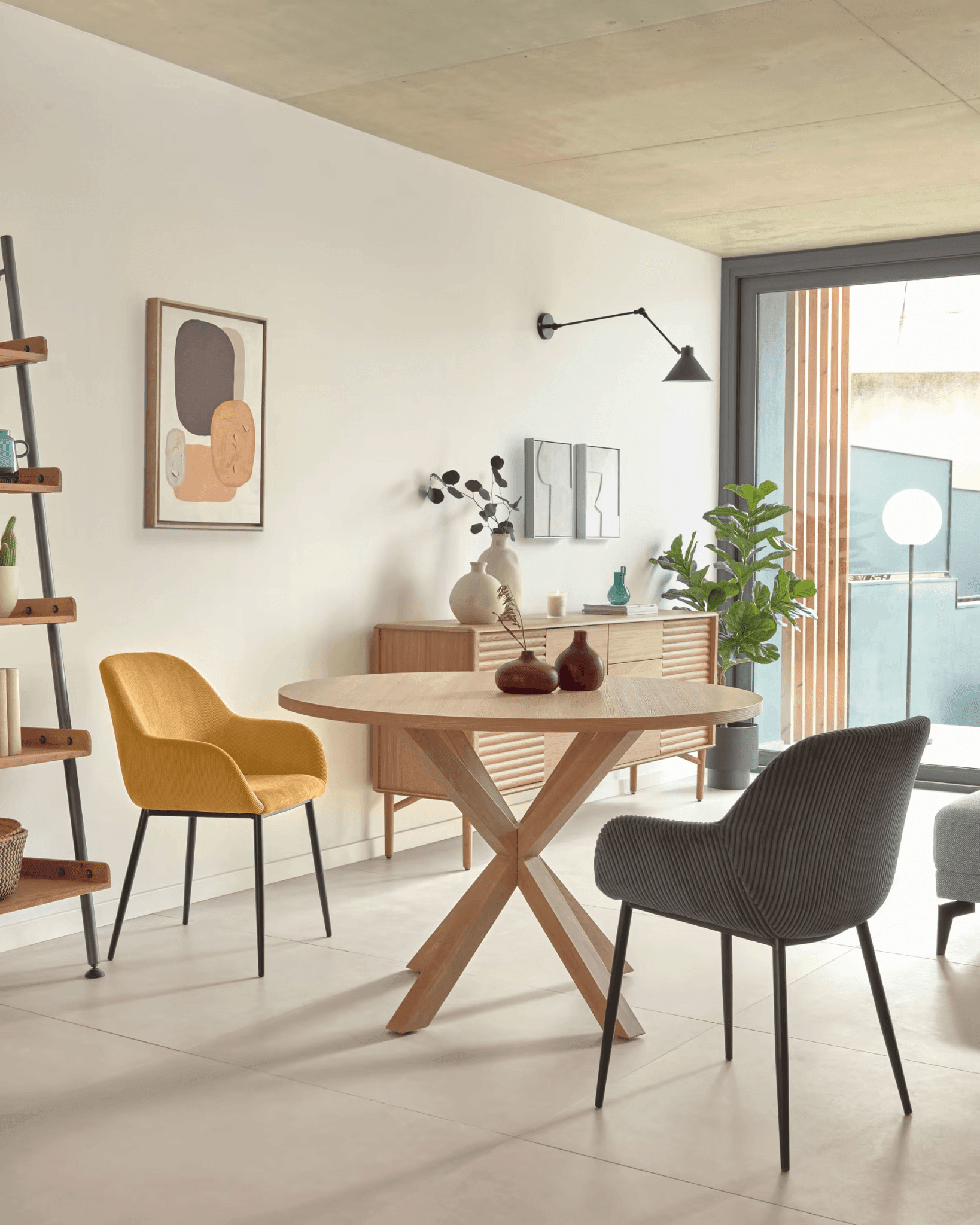 Krzesło sztruksowe KONNA musztardowy z czarną podstawą La Forma    Eye on Design
