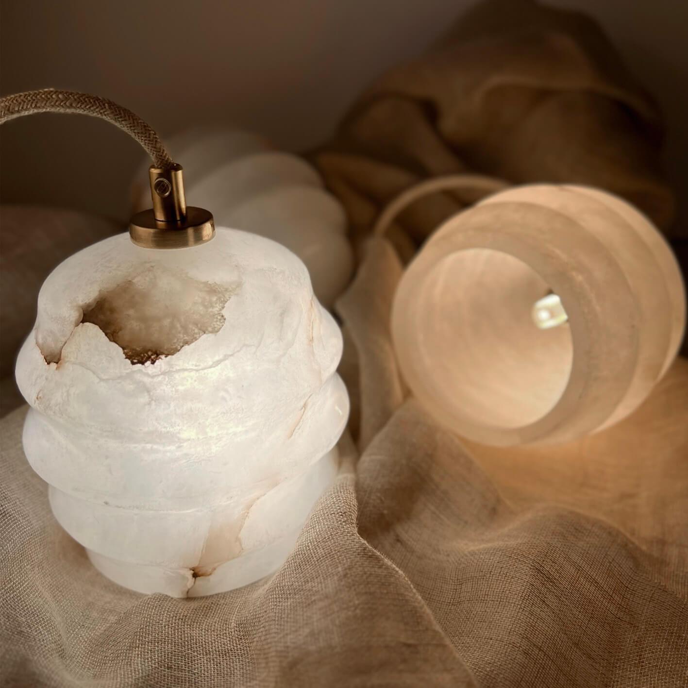 Lampa alabastrowa wisząca KALLIOPE mosiężny Embassy Interiors    Eye on Design