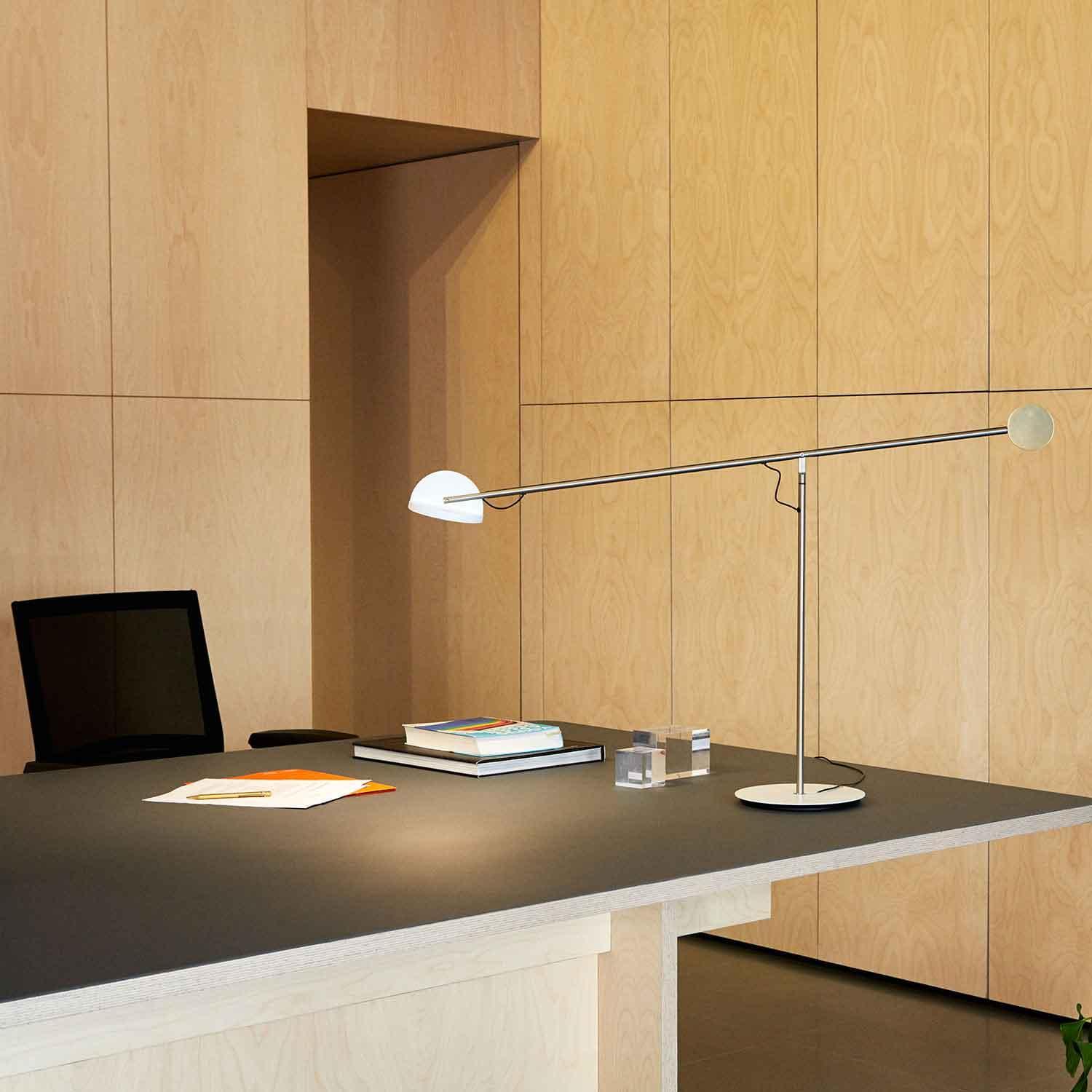 Lampa stołowa COPERNICA grafitowy ze srebrnym wykończeniem Marset    Eye on Design