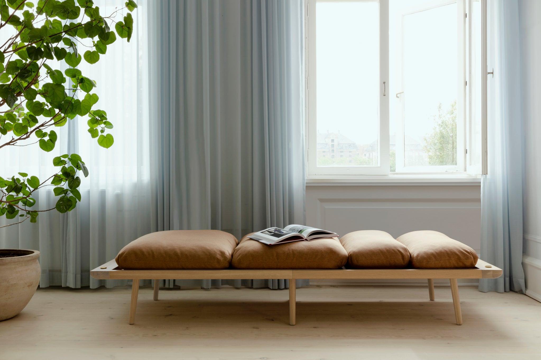 Leżanka LOUNGE AROUND karmelowy z ciemno dębową podstawą UMAGE    Eye on Design
