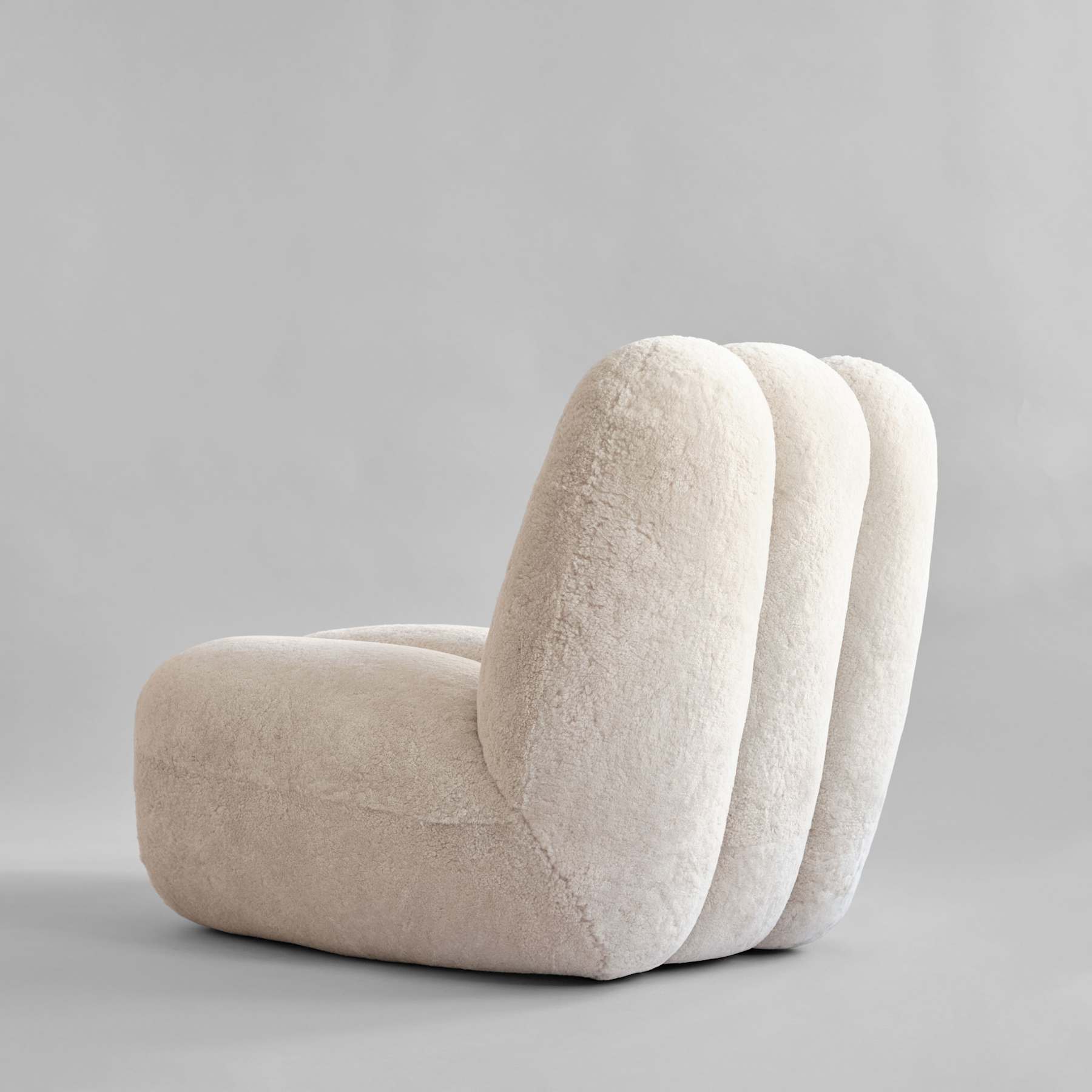 Sessel TOE aus cremefarbenem Stoff mit Schaffell