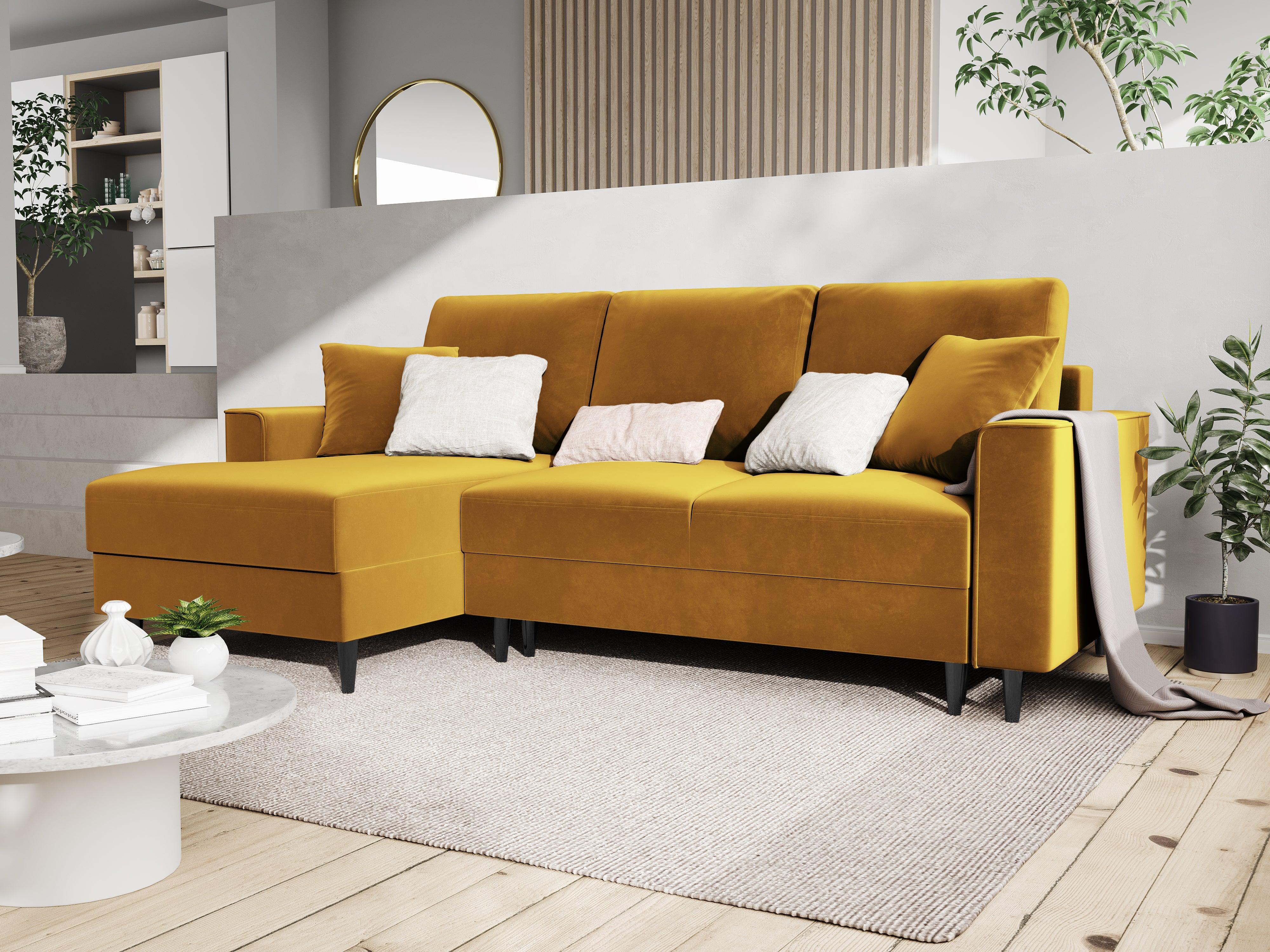 Narożnik lewostronny aksamitny z funkcją spania CARTADERA musztardowy z czarną podstawą Mazzini Sofas    Eye on Design