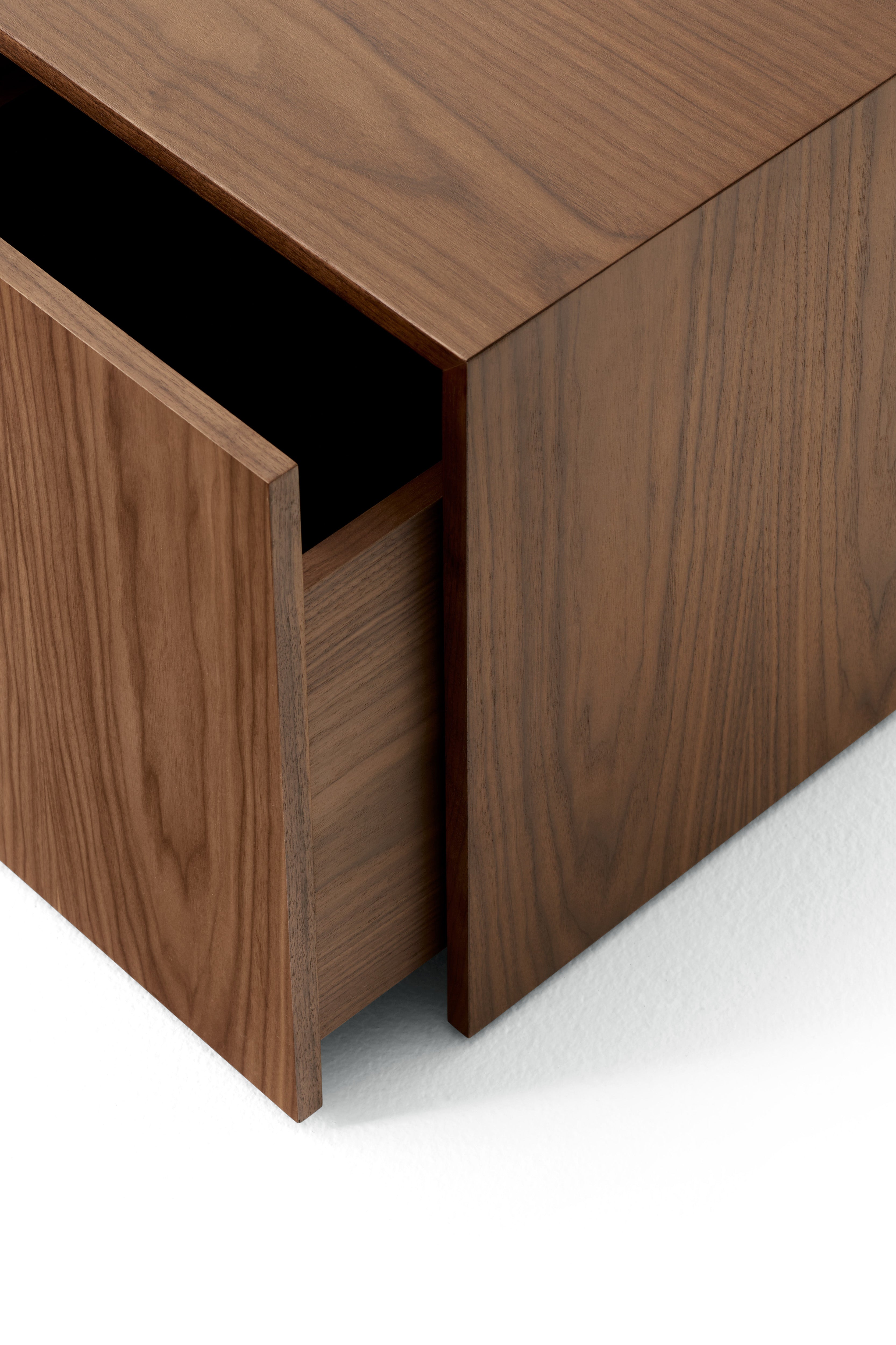 Beistelltisch mit Massenwalnum -Furnierschublade