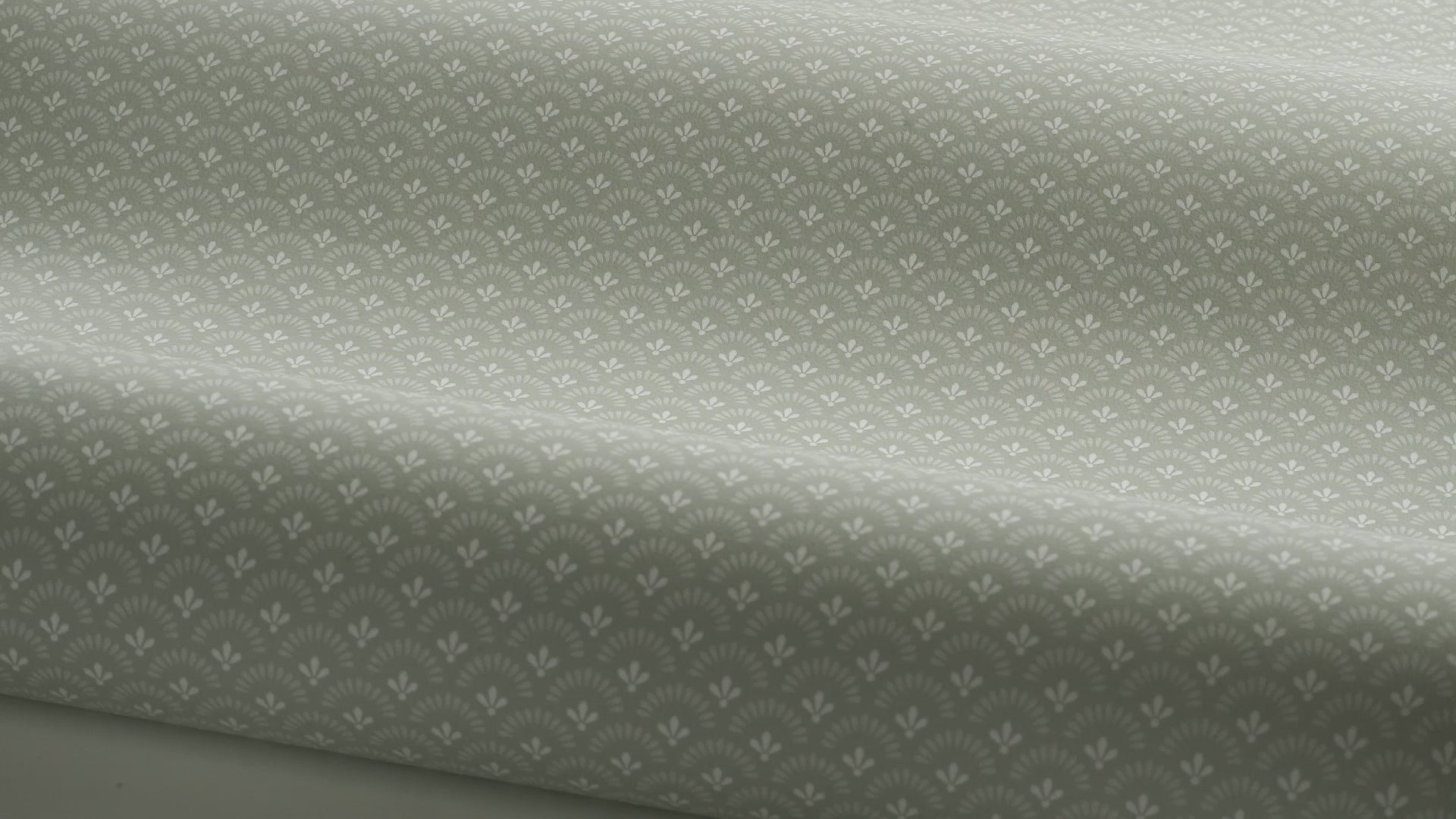 Geometric Wallpaper with Daisy Flower Motif in Green