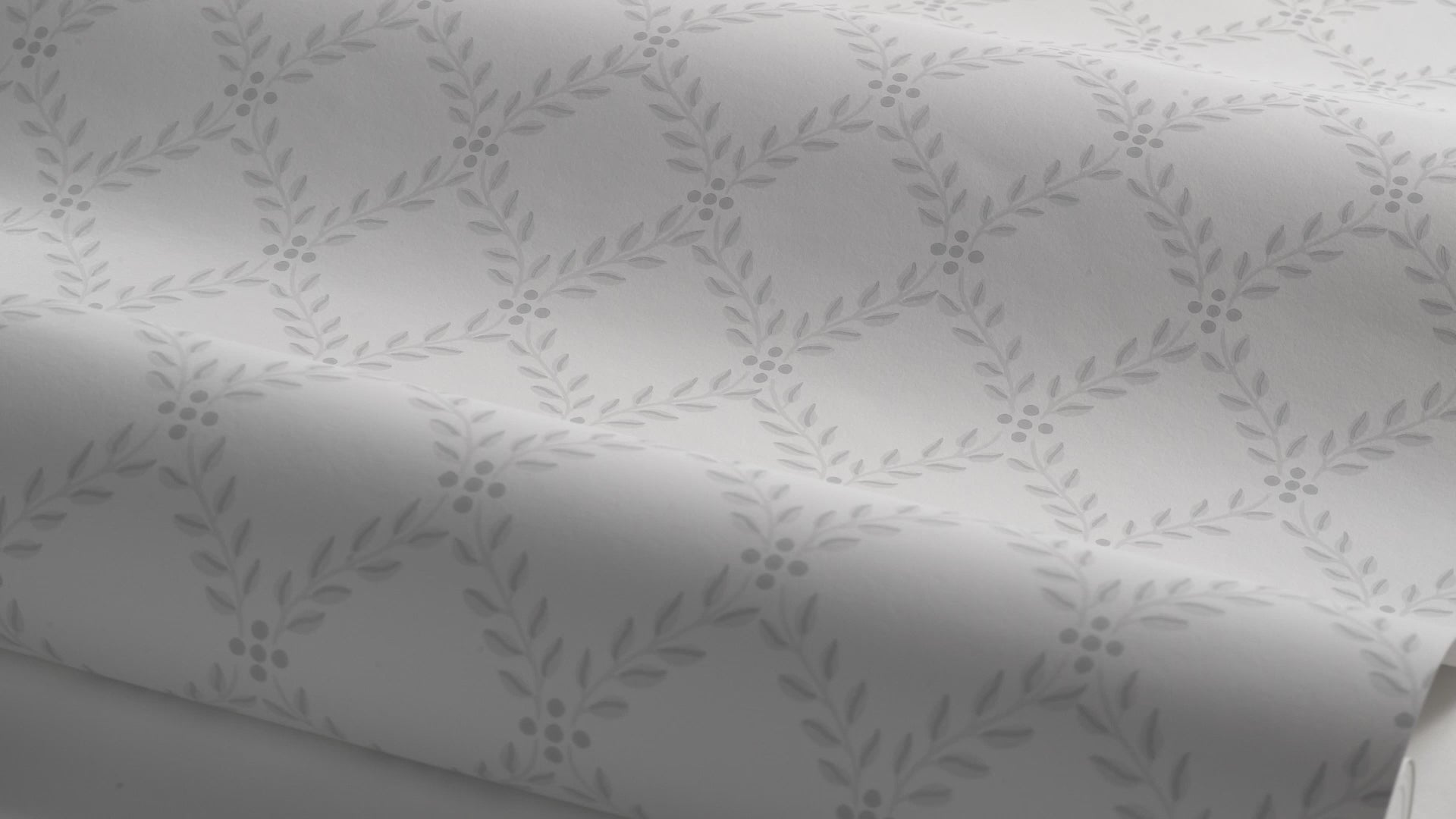 Wallpaper with a geometric plant pattern of TRELLIS LEAVES in white and gray