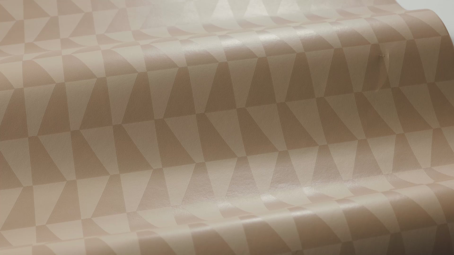 Non-woven paper wallpaper with geometric pattern TRAPEZ dirty pink with beige
