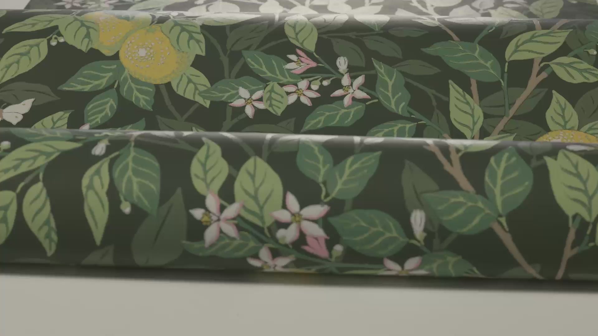 Non-woven paper wallpaper with a botanical pattern CITRONTRÄD green with yellow