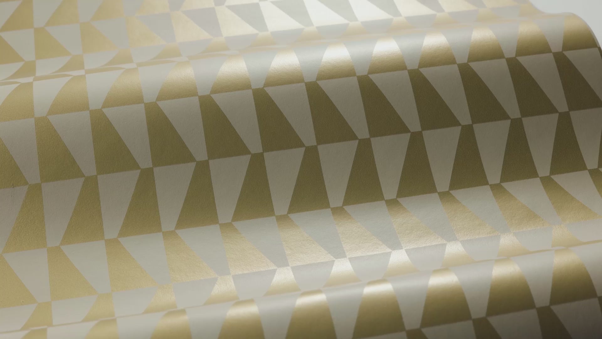 Non-woven paper wallpaper with geometric TRAPEZ pattern in beige with gold