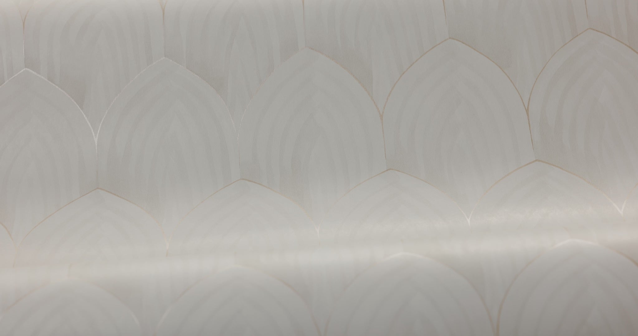 Wallpaper with a geometric pattern of arches GOLDEN ARCHES broken white
