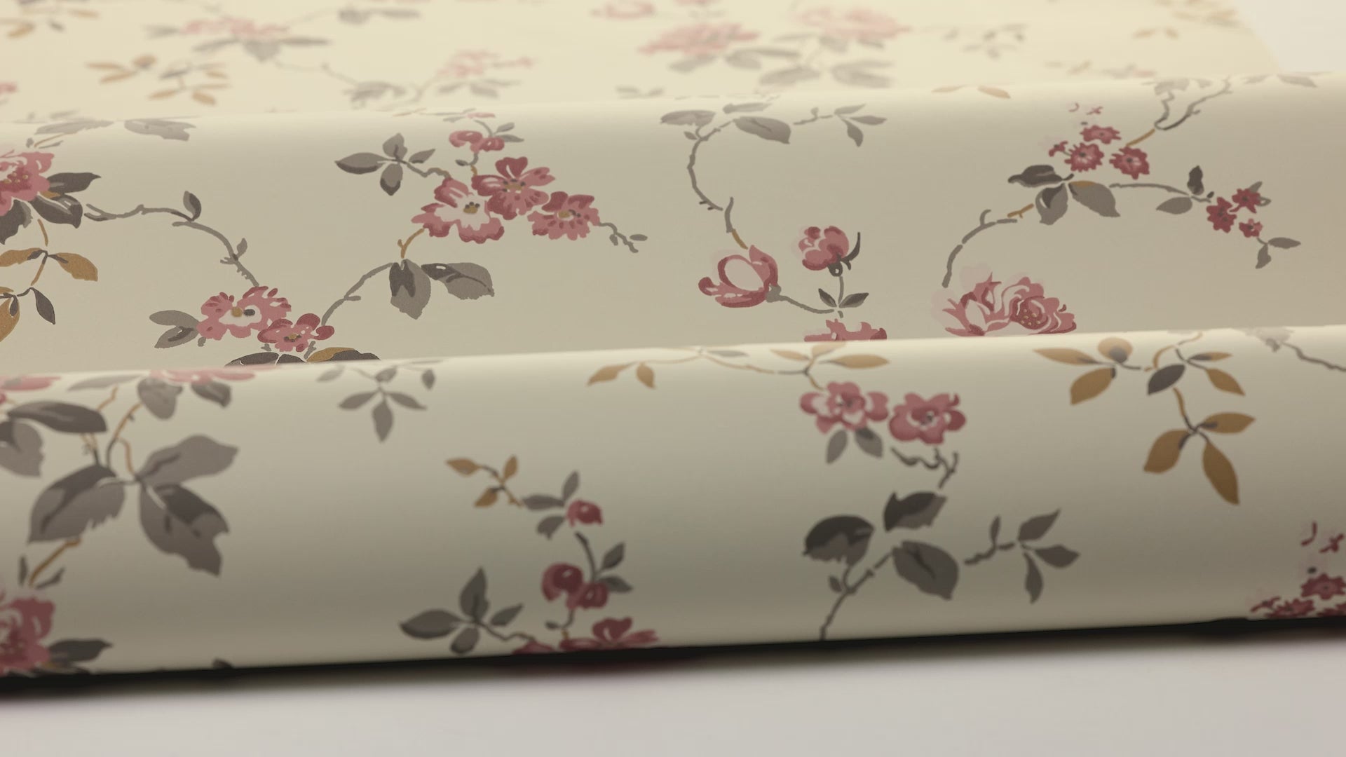 Non-woven paper wallpaper with a floral pattern VÄRMDÖ beige with pink