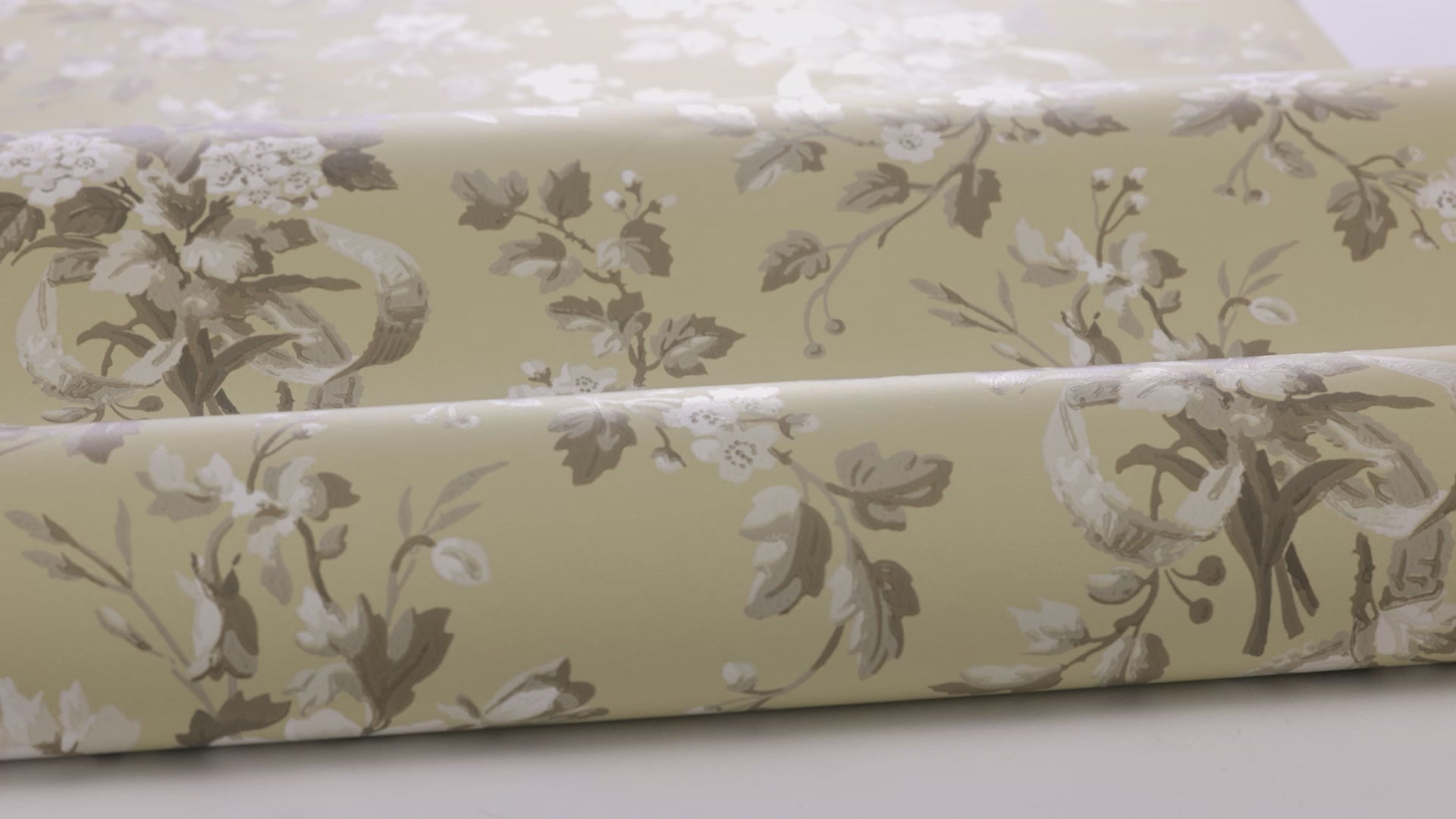 Non-woven paper wallpaper with a botanical pattern TULLGARN beige with green