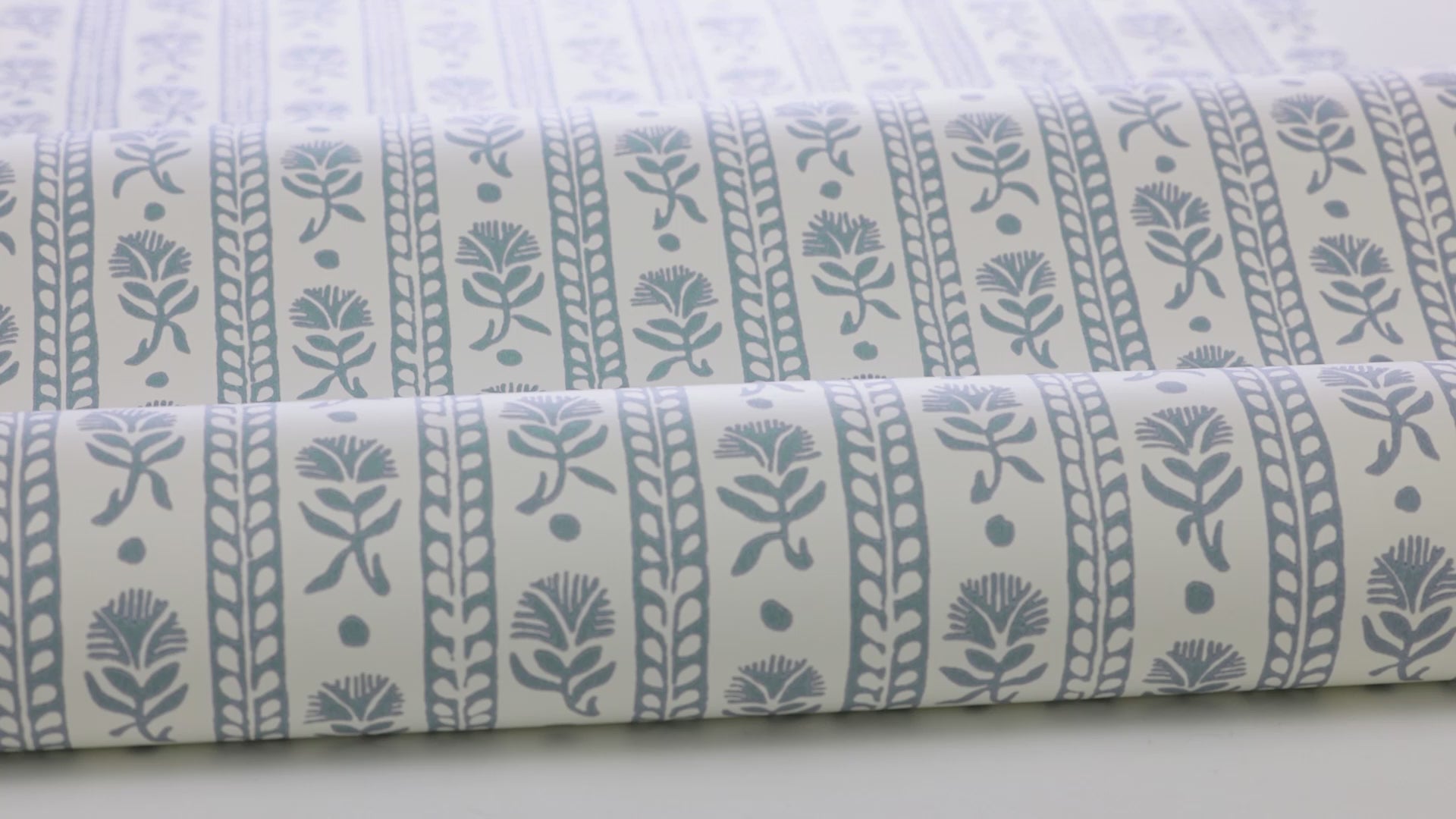 Non-woven paper wallpaper with a plant pattern NEJKILERAND blue with white