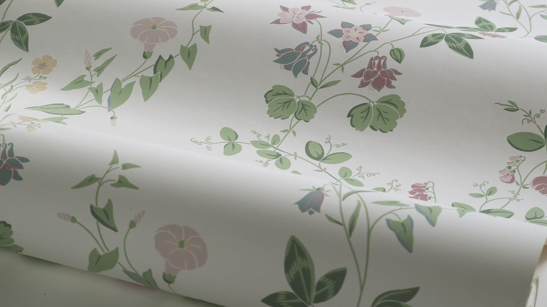 Wallpaper with a floral pattern of flowers and leaves MIDSUMMER EVE white with green
