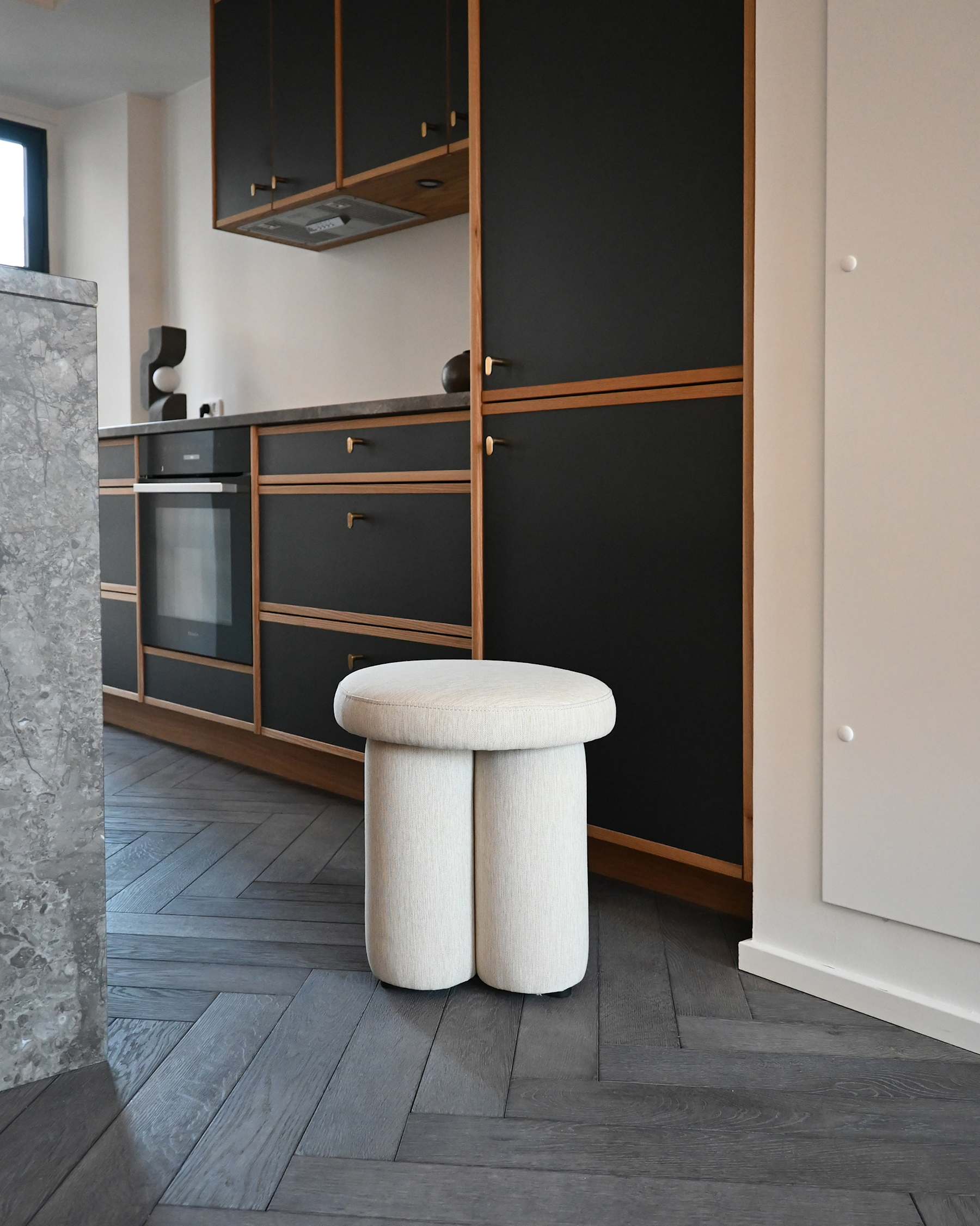 BIG FOOT Hocker warmes Grau 