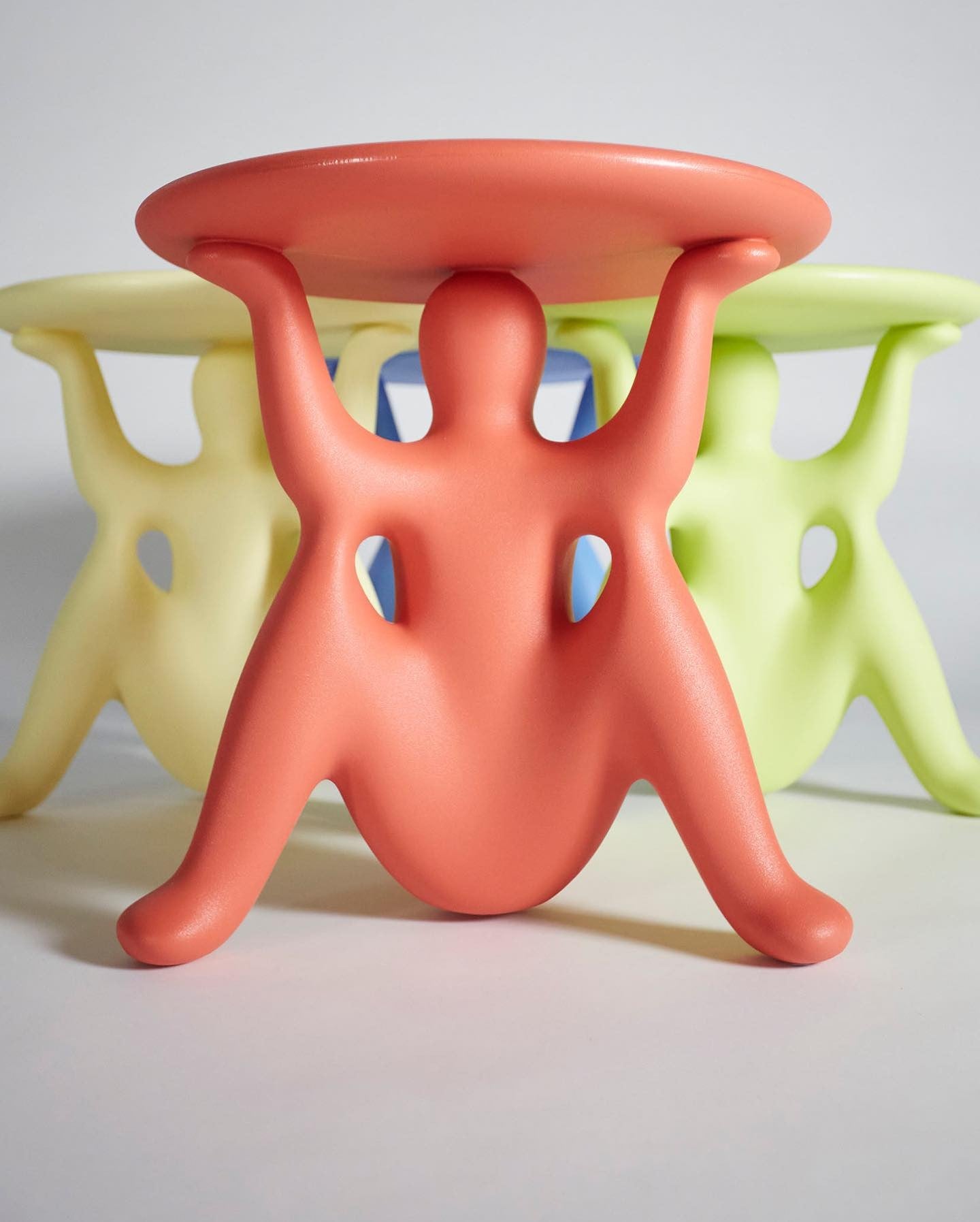 HELPYOURSELF black round table