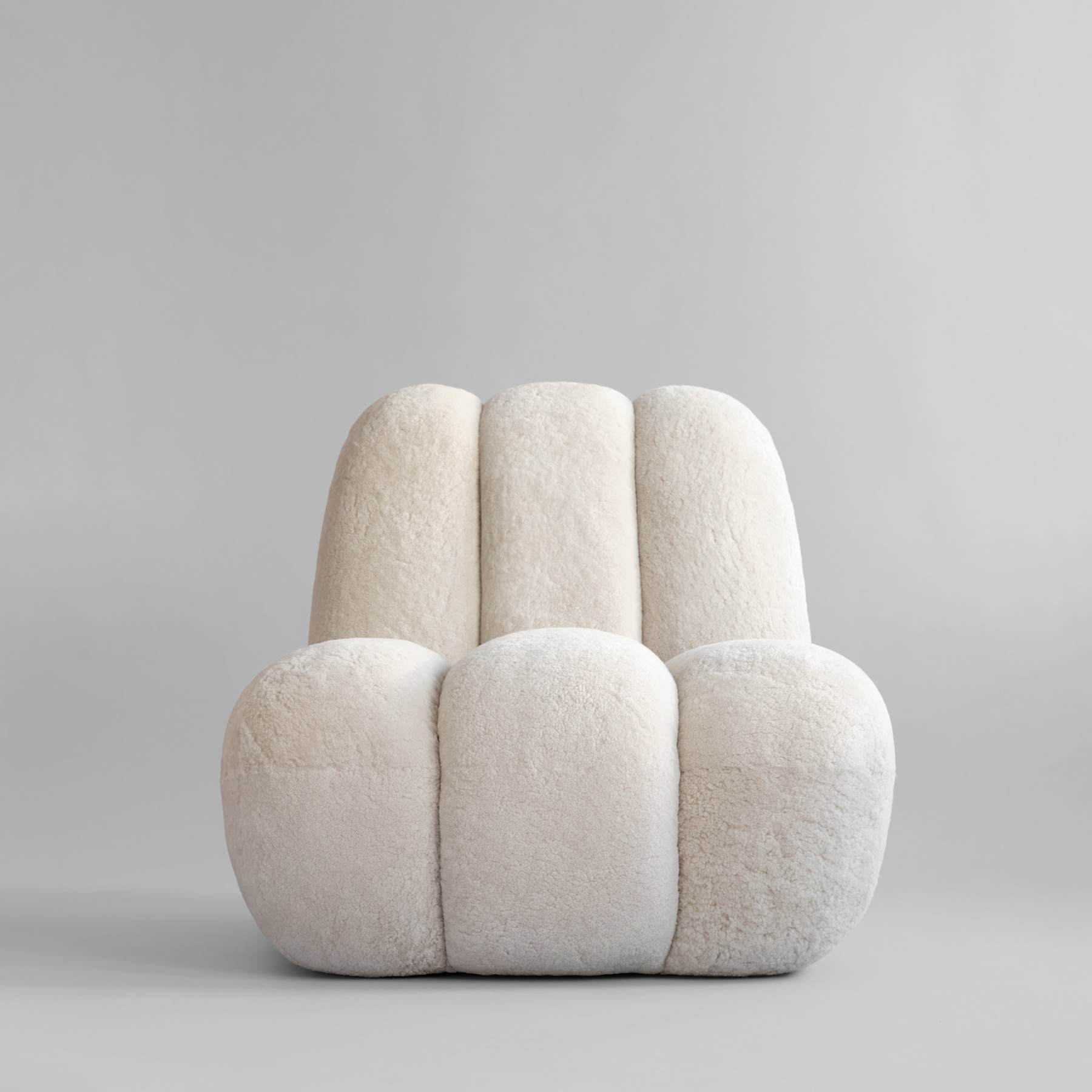 Sessel TOE aus cremefarbenem Stoff mit Schaffell