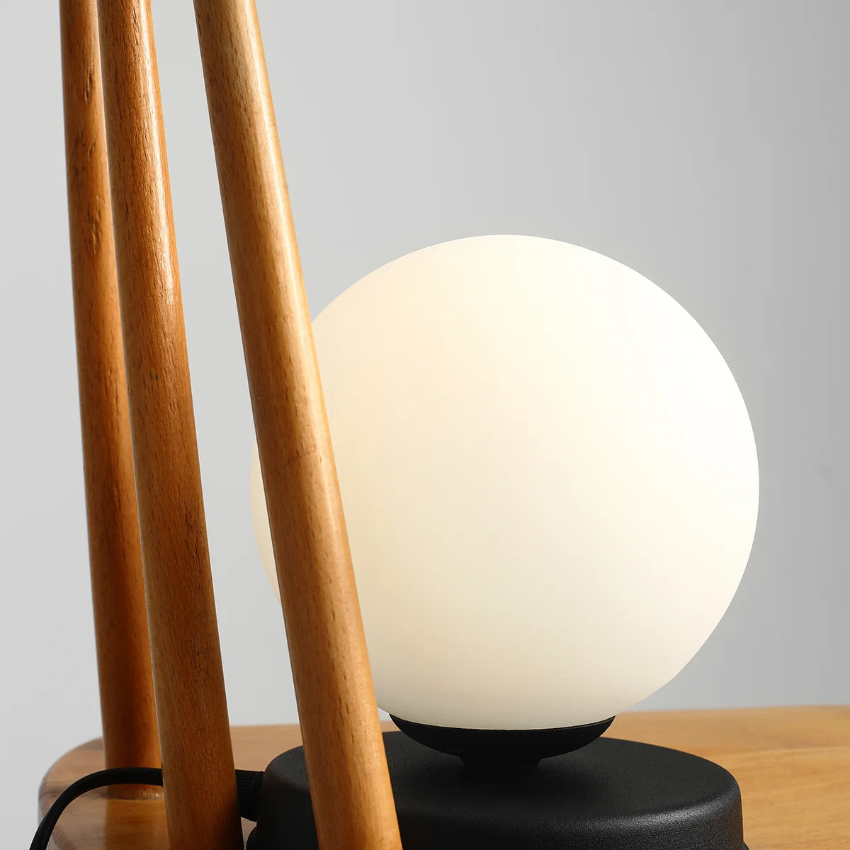 Lampa biurkowa BALL czarny Artera    Eye on Design