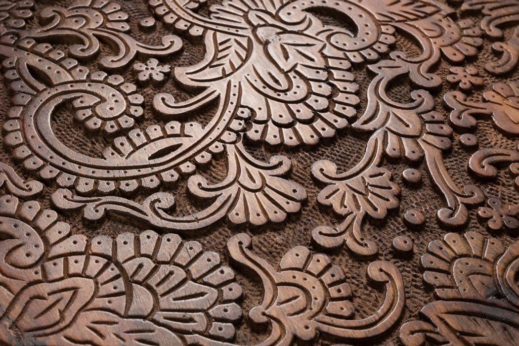 The pattern on the countertop created by hand, the block method by woodcarving from the Dhundbar region in India. It is here that craftsmen who create wooden stamps used in weaving on a daily basis created this unique furniture. A table by hand is a tribute to these people and their work.