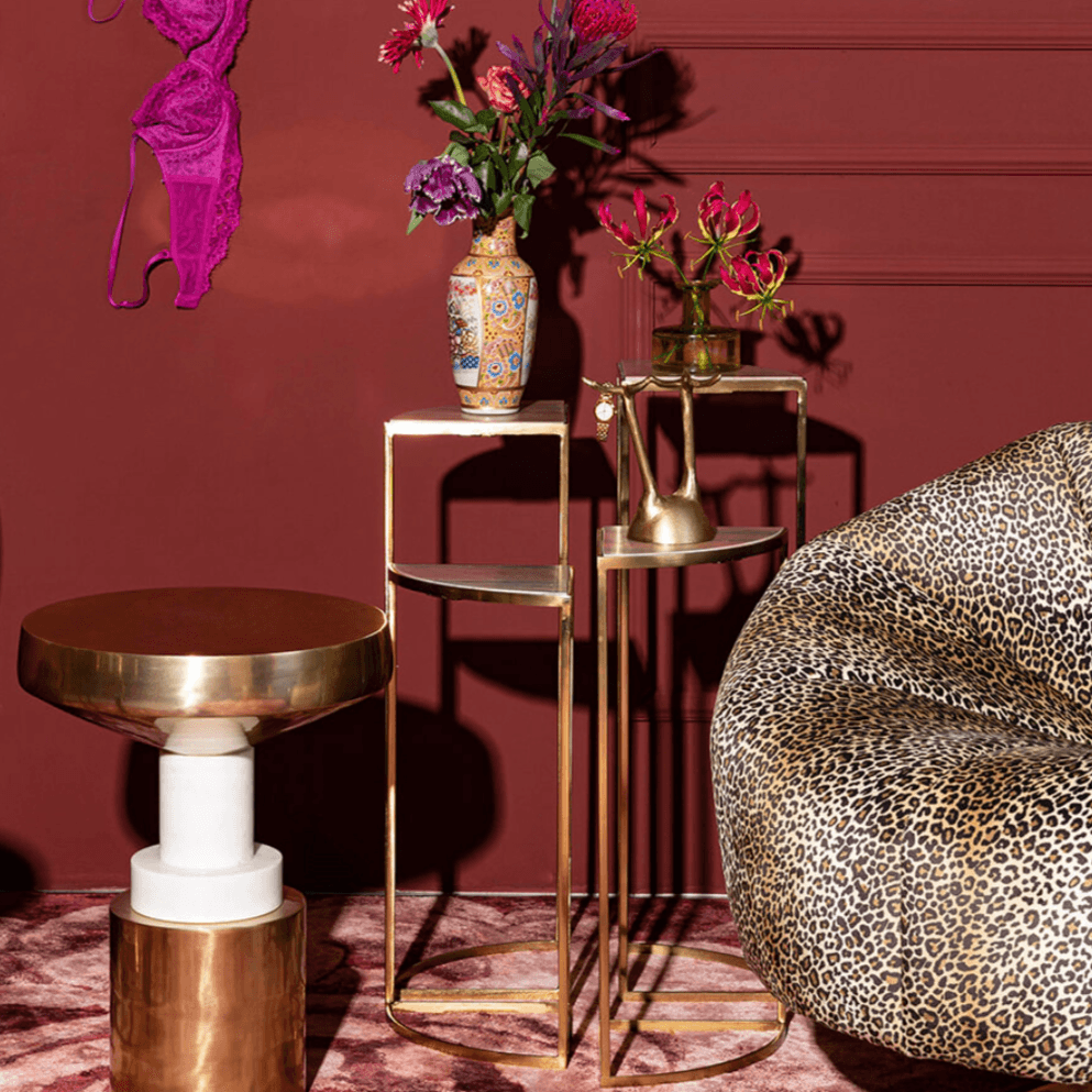 Add contrast to the classic sofa or give the modern character of the space filled with vintage style thanks to the golden side table Bold Monkey Footed with a marble body. A futuristic approach to the necessary side table.